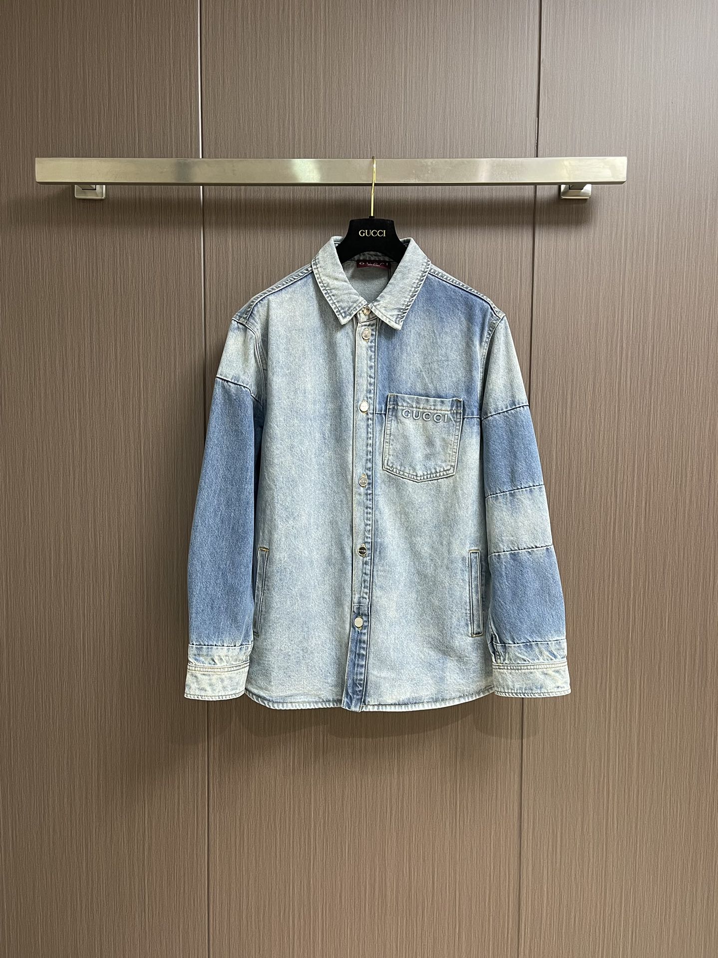 NO:470766,Gucci wash embossed denim jacket, custom-made light blue stone grinding cotton denim silk, full texture, comfortable skin, intertwined with light blue and blue bleaching and white tones, exquisite Gucci embossed logo embellishes the chest pocket, interpreting the unique brand's unique wash craftsman art to cast classics, encountering the poetic changes of denim, fully displaying unique fashion taste, prioritizing the position of the spray gun, spraying the reagent accurately to the designated position according to the design requirements, allowing the reagent to react chemically with the fabric to form a gradual gradient effect, and finally boiling and reinforcing color, using stamping and filling technology to make molds with size and patterns according to the original version, and then stamping at low temperature. After forming, fill with bubble cotton with good buffering performance, sealing with hot melt glue gun, delicate texture and full shape  Enhance the visual impact and the workmanship is complicated and cumbersome. The sand frying hand rub technology is used to treat it on the sand frying machine. The surface of the denim material is naturally faded and worn. Then, the surface is damaged by hand by using special tools. Maintaining the original texture and details and increasing its uniqueness. The heavy washing and whitening process is used to carry out multiple deep treatments on the denim fabric through physical and chemical means to make the surface of the clothing appear a gray effect. Then the denim fabric is polished through the machine to make the surface of the clothing wear. Size 44-46-48-50 S-XL,,gucci,jackets & coats,alexander wang19860909Gucci 水洗压纹牛仔外套,定制幻韵浅蓝石磨水洗棉质丹宁绸 质感十足 舒贴肤 以浅蓝色与蓝色漂白色调交织 如同时光的笔触 精致的Gucci压纹标识点缀于胸前口袋 演绎着独属于品牌的个性洗水匠艺铸经典 邂逅了牛仔的诗意幻变 尽情展现独特的时尚品味,优先定位喷马溜再通过手搓出渐变效果 使用喷枪将试剂溶按照设计要求精确地喷到上的指定位置 让试剂与布料发生化学反应 形成循序渐进的渐变效果 最终再水煮加固色,采用冲压填充技术 根据原版制作大小图案的模具 进而低温冲压 成型后 填充缓冲性能良好的泡泡棉 使用热熔胶枪封口操作 纹理细腻 形态饱满 增强视觉冲击感做工复杂繁琐,采用炒沙手擦技术 通过在炒沙机上进行处理 使牛仔料表面产生自然的褪色和磨损 再纯手工使用特制工具对表面进行物理损伤 保持原始质感和细节而又增加了其独特性,重度洗水磨白工艺 通过物理和化学手段 对牛仔面料进行多次深度处理 使衣物表面呈现出灰暗效果 再通过机器对牛仔面料进行打磨处理 使衣物表面产生磨损效果.尺码44-46-48-50 S-XL,,gucci,jackets & coats,alexander wang,Men's clothing