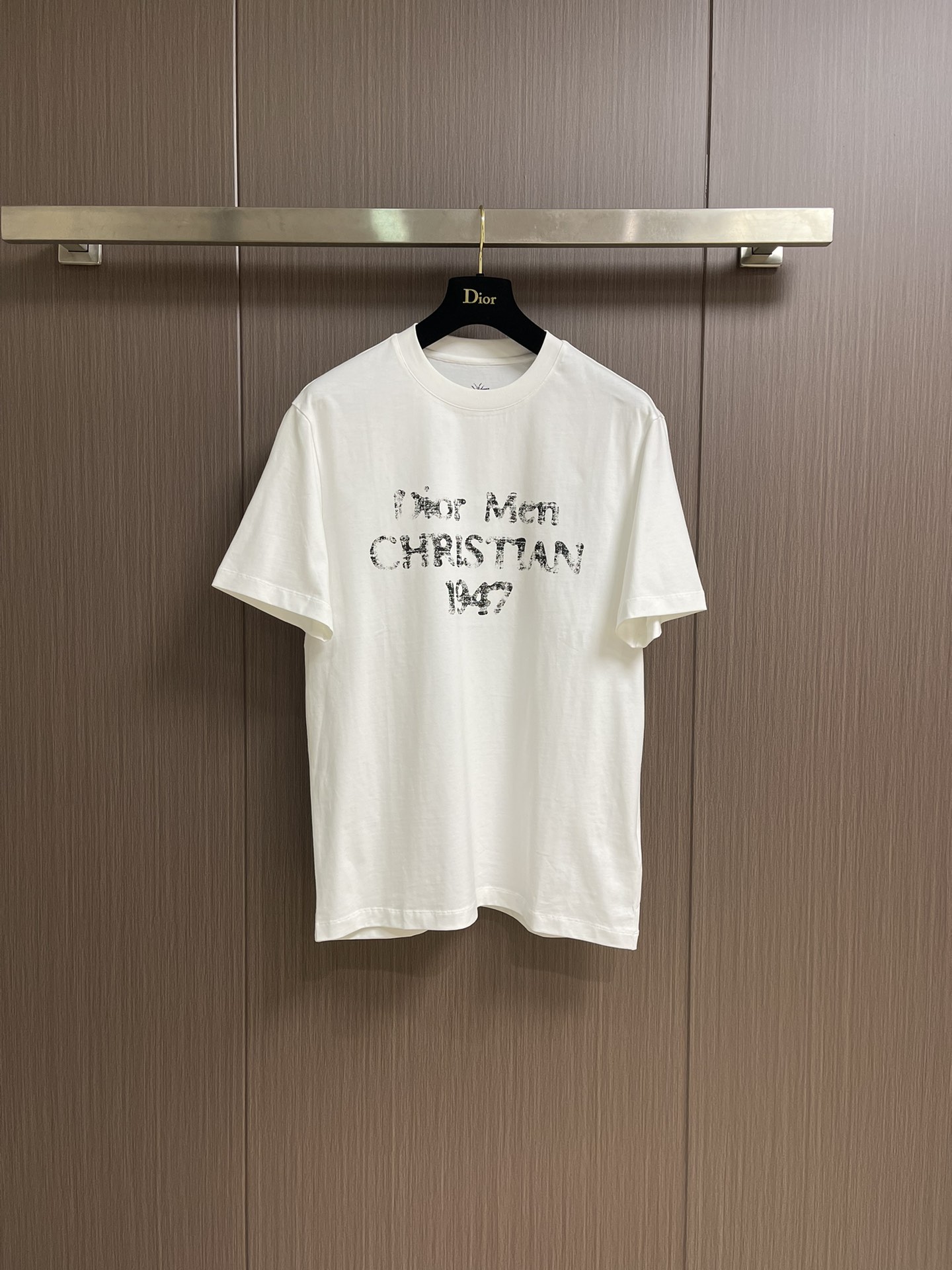 NO:495748,DIOR letter printed short-sleeved T-shirt, using 100% imported pure cotton fabric, the overall line is straight and delicate, the fabric is comfortable and soft, the color is consistent and colorless. It can be matched with the same style to create a fashionable look, control various occasions, customize auxiliary materials, complete three standards, the same style for men and women!  Size M-5XL M size bust 106 Shoulder width 46.8 Clothes length 68.5 L size bust 110 Shoulder width 48 Clothes length 70 XL size bust 114 Shoulder width 49.2 Clothes length 71.5 XXL size bust 118 Shoulder width 50.4 Clothes length 73 3XL size bust 122 Shoulder width 51.6 Clothes length 74 4XL size bust 126 Shoulder width 52.8 Clothes length 75 5XL size bust 130 Shoulder width 54 Clothes length 76,,dior,T-shirt,tees,t-shirt,alexander wang19860909DIOR 字母印花短袖T恤,采用百分百进口纯棉面料,整体走线平直细腻,面料舒适柔软,颜色一致无色差 能与同款搭配营造时尚造型,驾驭各种场合,定制辅料,三标齐全,男女同款！尺码M-5XL M码胸围106 肩宽46.8 衣长68.5 L码胸围110 肩宽48 衣长70 XL码胸围114 肩宽49.2 衣长71.5 XXL码胸围118肩宽50.4衣长73 3XL码胸围122肩宽51.6衣长74 4XL码胸围126肩宽52.8 衣长75 5XL码胸围130肩宽54 衣长76,,dior,T-shirt,tees，t-shirt,alexander wang,Men's clothing