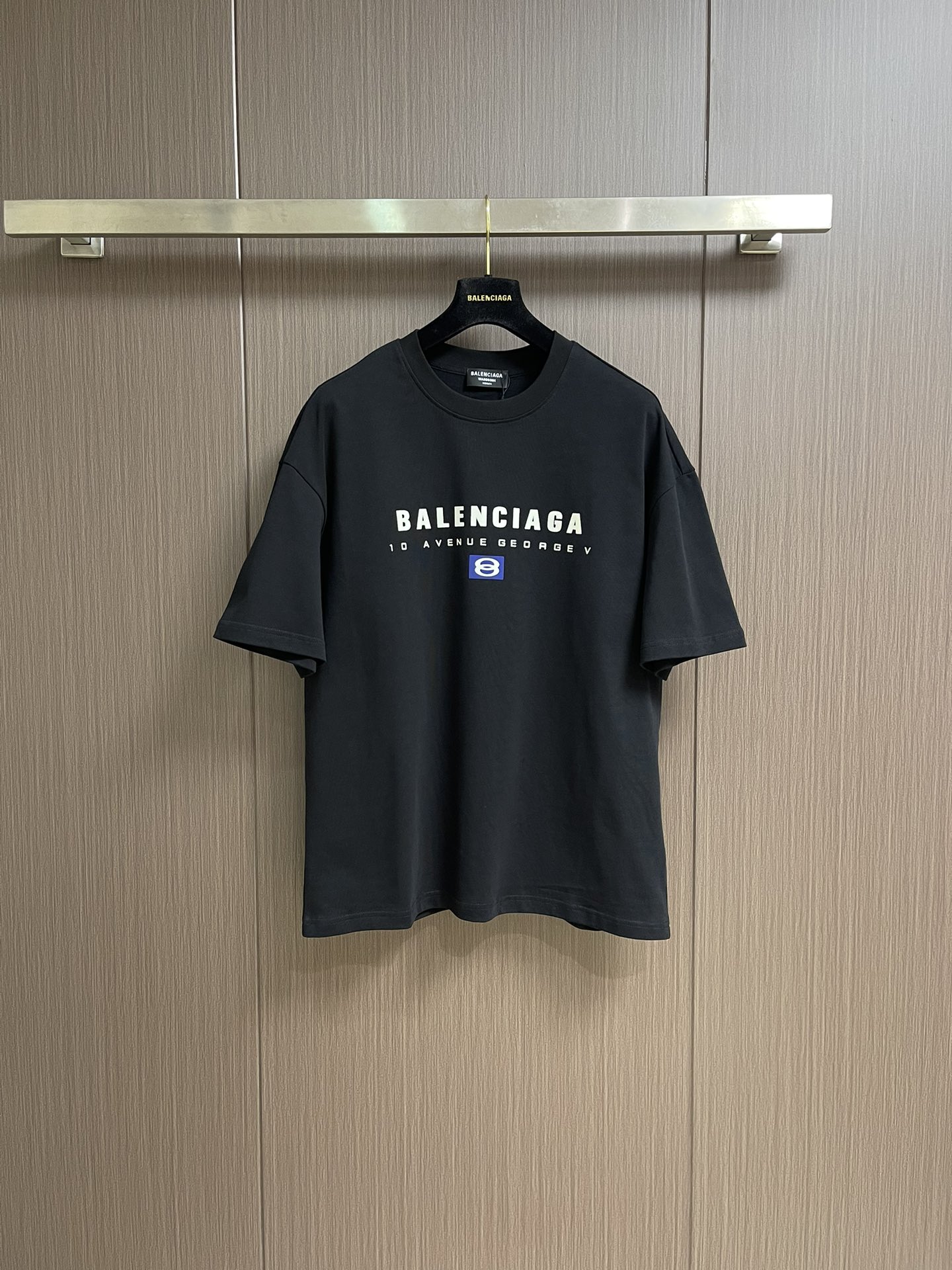 NO:508741,BALENCIAGA BLCG double ring letter short-sleeved T-shirt, this double ring logo tee is the perfect collision between street and luxury. The 230g pure cotton fabric is considered to be a canvas, the double rings are torn and mediocre, and the sharp letters cut into visual critical hits. The Oversize shoulder-falling design has a lazy tone, three-dimensional tailoring but hidden muscles - seem casual, but it is always exquisitely tailored. It is fashionable and eye-catching, and the inner wear can also unlock the cool feeling of the motorcycle, and instantly switch to the trendy mode. The evergreen closet that slays from the show to the corner of the street, tells you that the real trend never catches the season with a effortless sense of luxury. Size M-XXL, balenciaga, balenciaga, versace, T-shirt, tees, t-shirt, alexander wang19860909BALENCIAGA 巴黎世家BLCG双环字母短袖T恤,这件双环logo tee就是街头与奢华的完美碰撞.定织230g纯棉面料以为画布,双环如血般撕裂平庸,锋利字母切割出视觉暴击.Oversize落肩设计自带慵懒腔调,立体剪裁却暗藏筋骨﹣﹣看似随意,实则处处是精裁心机.单穿时尚吸睛,内搭还可解锁机车酷感,混搭瞬间切换潮人模式.从秀场到街角都slay的衣橱常青款,用毫不费力的高级感告诉你真正的潮流从不追赶季节.尺码M-XXL,,balenciaga,balenciaga,versace,T-shirt,tees，t-shirt,alexander wang,Men's clothing