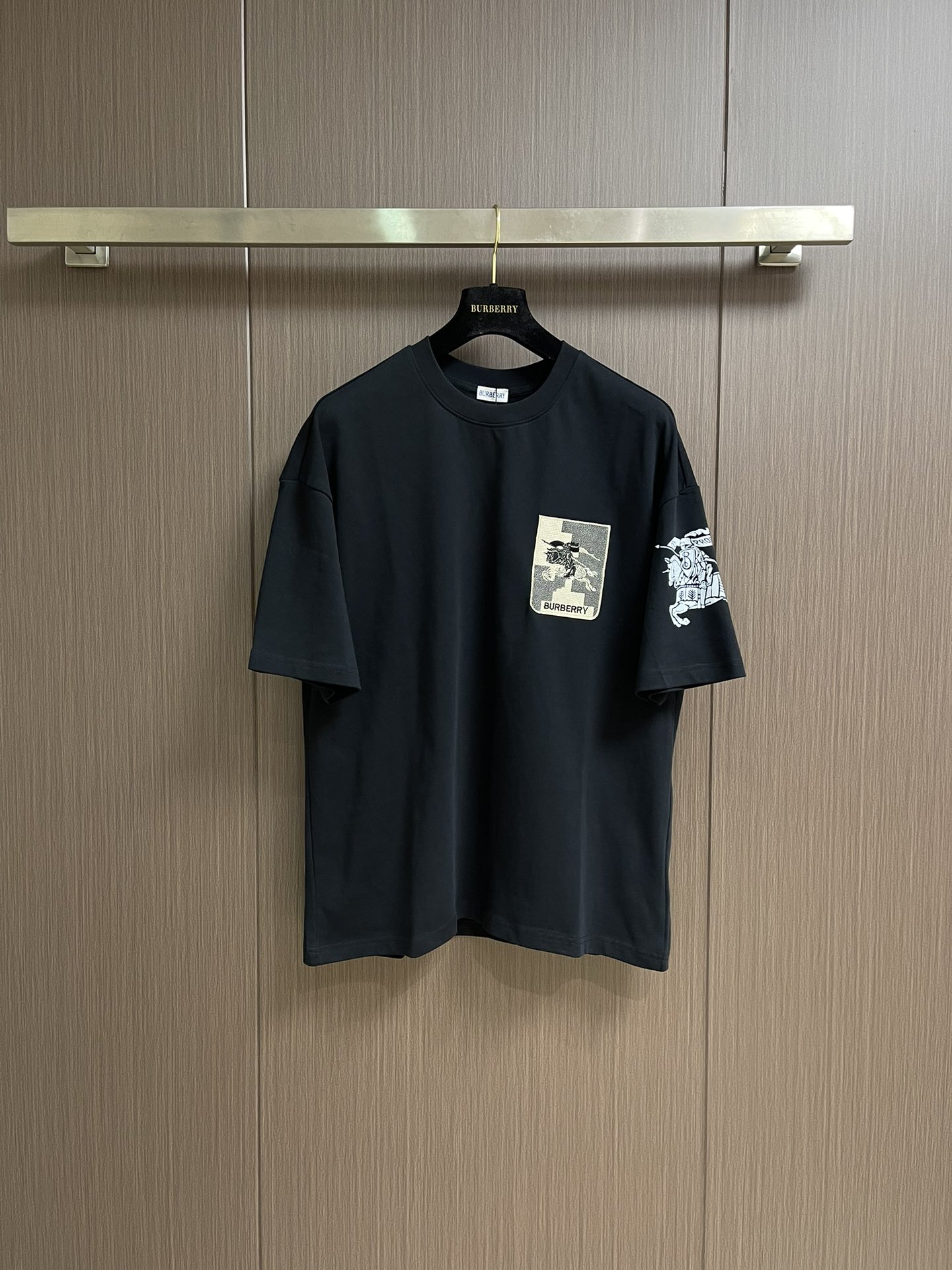 NO:507213,Burberry Ss Early Spring New Equestrian Knight Printed Cotton Short-sleeved T-shirt, using the new season of the Knight Horse Tag elements. It is perfectly selected for plain woven cotton fabrics in terms of material, detail restoration and craftsmanship. It is decorated with equestrian Knight logo label, ribbed knit collar, ribbed knit neck sewn, very firm size M-XXL, burberry, T-shirt, tees, t-shirt, alexander wang19860909Burberry ss早春新款马术骑士印花棉质短袖t恤,采用了新一季的骑士战马标签元素,不管是材质还是细节还原度以及工艺制作方面都相当完美精选平织棉面料打造 饰有马术骑士徽标标签,罗纹针织衣领,罗纹针织领口缝制,非常牢固尺码M-XXL,,burberry,T-shirt,tees，t-shirt,alexander wang,Men's clothing