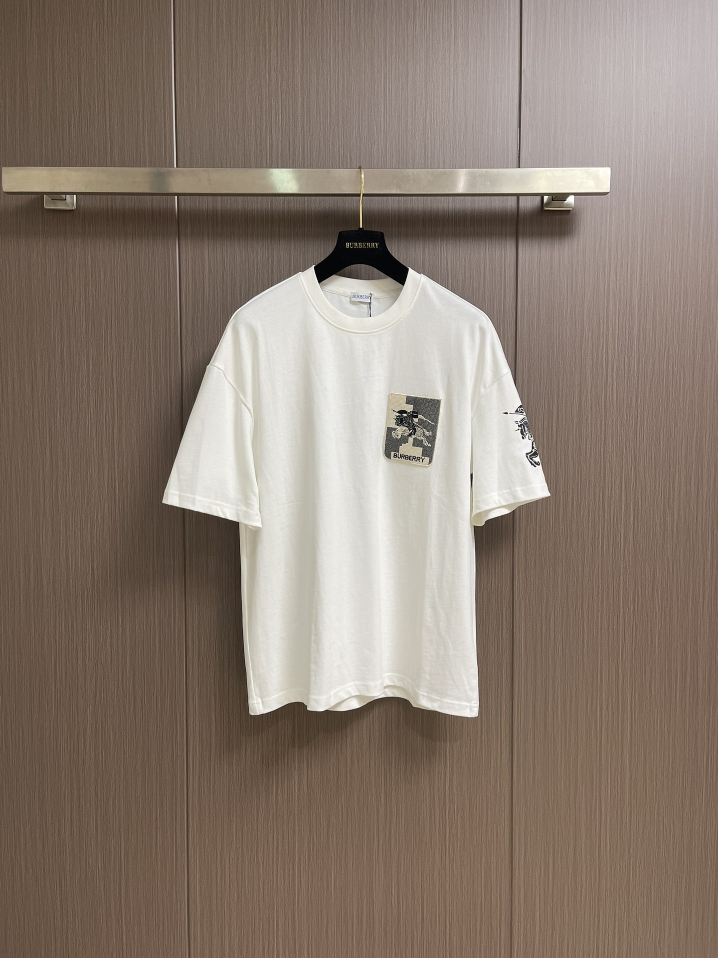 NO:507216,Burberry Ss Early Spring New Equestrian Knight Printed Cotton Short-sleeved T-shirt, using the new season of the Knight Horse Tag elements. It is perfectly selected for plain woven cotton fabrics in terms of material, detail restoration and craftsmanship. It is decorated with equestrian Knight logo label, ribbed knit collar, ribbed knit neck sewn, very firm Size M-XXL, burberry, T-shirt, tees, t-shirt, alexander wang19860909Burberry ss早春新款马术骑士印花棉质短袖t恤,采用了新一季的骑士战马标签元素,不管是材质还是细节还原度以及工艺制作方面都相当完美精选平织棉面料打造 饰有马术骑士徽标标签,罗纹针织衣领,罗纹针织领口缝制,非常牢固 尺码M-XXL,,burberry,T-shirt,tees，t-shirt,alexander wang,Men's clothing