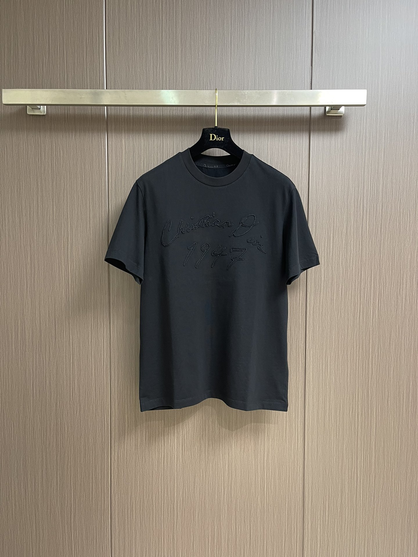 NO:495755,Dior Spring and Summer New Mercerized Cotton Round Neck Short-Sleeve T-shirt, embroidered handwritten logo logo round neck short-sleeve T-shirt, this spring and summer new round neck short-sleeve T-shirt uses high-quality mercerized cotton fabric, which is comfortable and breathable, giving you an excellent wearing experience. The front design of the t-shirt is simple and elegant, and the round neck design is classic and fashionable, and it is easy to match with various bottoms. What is special is that this t-shirt embroideres the handwritten letter logo pattern on the t-shirt, presenting a unique visual effect. This not only highlights personality, but also expresses your pursuit of fashion trends. This t-shirt is suitable for spring and summer wear, whether it is daily leisure or outdoor activities, and can easily show your fashion style. Size M-5XL M size bust 106 Shoulder width 46.8 Size 68.5 L size bust 110 Shoulder width 48 Sleeve 70 XL size bust 114  Shoulder width 49.2 Clothes length 71.5 XXL size bust 118 shoulder width 50.4 Clothes length 73 3XL size bust 122 shoulder width 51.6 Clothes length 74 4XL size bust 126 shoulder width 52.8 Clothes length 75 5XL size bust 130 shoulder width 54 Clothes length 76,,dior,T-shirt,tees,t-shirt,alexander wang19860909Dior 春夏新款丝光棉圆领短袖t恤,刺绣手写logo标识圆领短袖t恤,这款春夏新款圆领短袖t恤,采用了高品质的丝光棉面料,穿着舒适透气,给您带来极佳的穿着体验.t 恤的正面设计简洁大方,圆领设计经典时尚,易于搭配各种下装.特别的是,这款t恤将手写字母logo图案刺绣在t恤上,呈现出独特的视觉效果.这不仅彰显了个性,也表达了您对时尚潮流的追求.这款t恤适合春夏季节穿着,无论是日常休闲还是户外活动,都能让您轻松展现时尚风格.尺码M-5XL M码胸围106 肩宽46.8 衣长68.5 L码胸围110 肩宽48 衣长70 XL码胸围114 肩宽49.2 衣长71.5 XXL码胸围118肩宽50.4衣长73 3XL码胸围122肩宽51.6衣长74 4XL码胸围126肩宽52.8 衣长75 5XL码胸围130肩宽54 衣长76,,dior,T-shirt,tees，t-shirt,alexander wang,Men's clothing