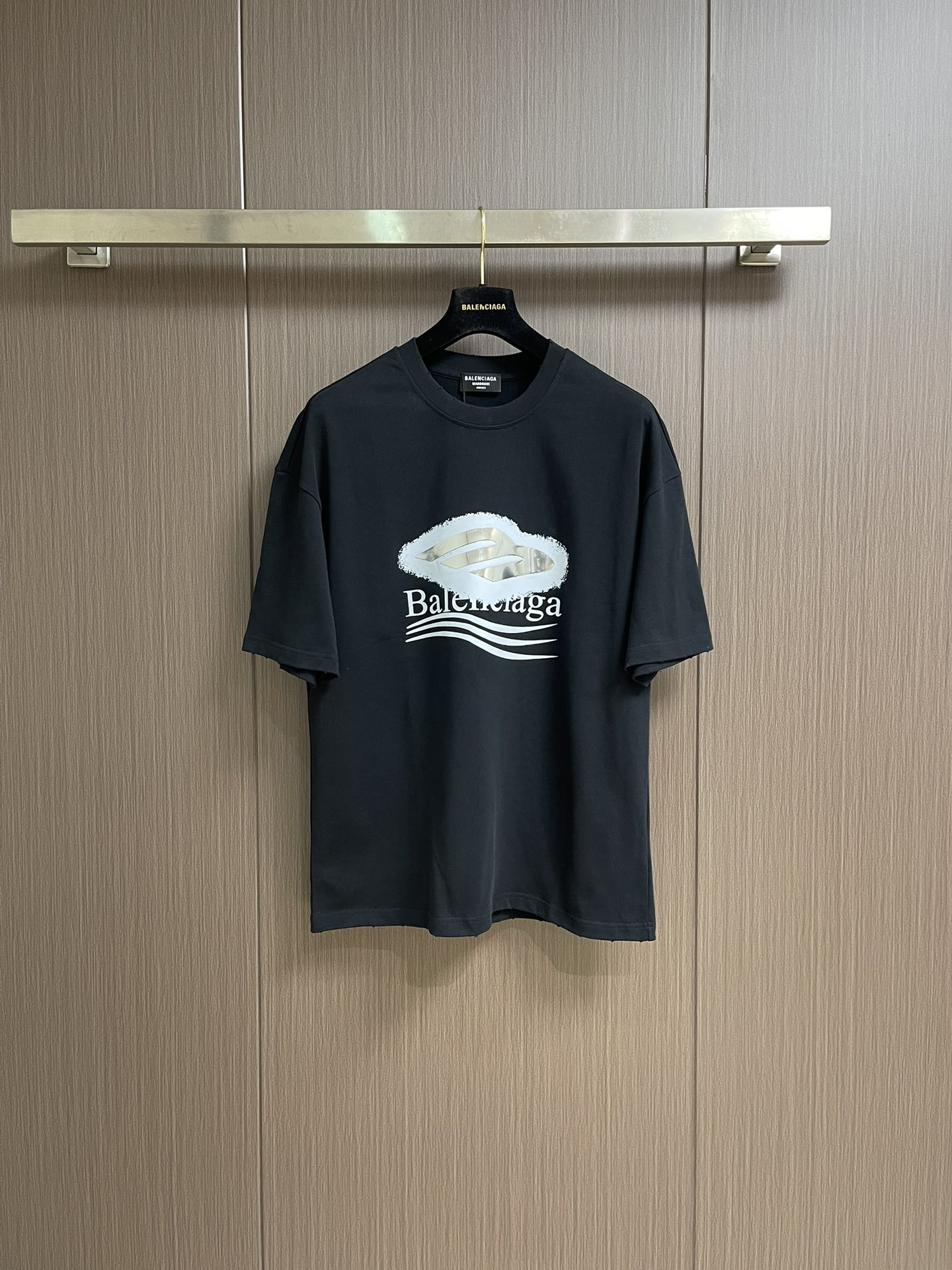 NO:507221,Balenciaga printed logo round neck short-sleeved T-shirt, fixed weaving and dyeing 100% pure cotton double-strand fabric, laundry washing water, front high-definition scanning pattern perfectly restored laser positioning machine printing, neckline ribbed fabric fixed weaving and dyeing, overall line straight and delicate, fabric comfortable and soft, consistent color without color difference, customized auxiliary materials. Size M-XXL,,balenciaga, T-shirt,tees, t-shirt,alexander wang19860909Balenciaga 印花logo圆领短袖T恤,定织定染百分百纯棉双股面料 成衣洗水 前幅高清扫描图案完美还原激光定位机印 领口罗纹面料定织定染色 整体走线平直细腻 面料舒适柔软 颜色一致无色差,定制辅料.尺码M-XXL,,balenciaga,T-shirt,tees，t-shirt,alexander wang,Men's clothing