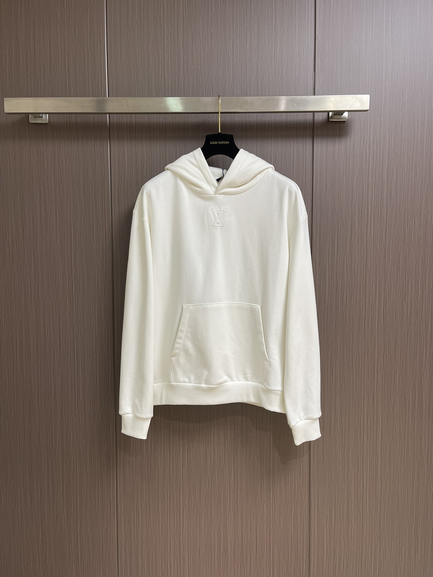 NO:505801,LV logo embossed hooded sweatshirt, custom-made original white cloud-sensing skin-friendly pure cotton sweatshirt material, with a pure white dress, is a symbol of purity and elegance. The iconic LV logo embossed on the collar. The slightly raised texture is enough to demonstrate the noble identity of the wearer. Simple but elegant. The charm of hidden luxury blooms in the details. The new chapter of luxury fashion is enjoyed. The infrared position of the 'LV Logo' is more accurate. It is firm and solid. It uses stamping and filling technology to make molds with large and small patterns according to the original. Then stamp and stamp at low temperature. After forming, the foam cotton with good buffering performance is sealed using a hot melt glue gun. The texture is delicate and the shape is full. The visual impact is enhanced. The workmanship is complex and cushioned. The embroidery process of imported machines uses advanced computer control systems and precise mechanical components to achieve LV logo embroidery operations. High precision is achieved.  The lines are smooth and delicate, the fabric has been washed, the texture is better, it is not easy to deform, it is not easy to shrink, it is not easy to fade, it maintains long-term beauty. Size S-XL,,louis vuitton,hoodie,sweatshirts,hats,alexander wang19860909LV 标识压纹连帽卫衣,定制原版白云感亲肤纯棉卫衣绒料 以一袭纯净之白 是纯净与高雅的象征 标志性LV 标识压纹落于衣领下方 那微微凸起的质感 足以彰显穿着者的尊贵身份 简约而不失高雅 隐奢之韵 于细节处绽放锋芒 奢享时尚新章,采用进口专机红外线定位'LV Logo标识'位置更为精准 牢固结实,采用冲压填充技术 根据原版制作大小图案的模具 进而低温冲压 成型后 填充缓冲性能良好的泡泡棉 使用热熔胶枪封口操作 纹理细腻 形态饱满 增强视觉冲击感做工复杂繁琐,采用进口机刺绣工艺 使用先进的计算机控制系统和精密的机械部件 实现LV 标识廓绣作业 精度高 线条流畅而细腻,面料都经过浇洗 手感质感更佳 不易变形 不易缩水 不易褪色 保持长久的美观.尺码S-XL,,louis vuitton,hoodie,sweatshirts,hats,alexander wang,Men's clothing