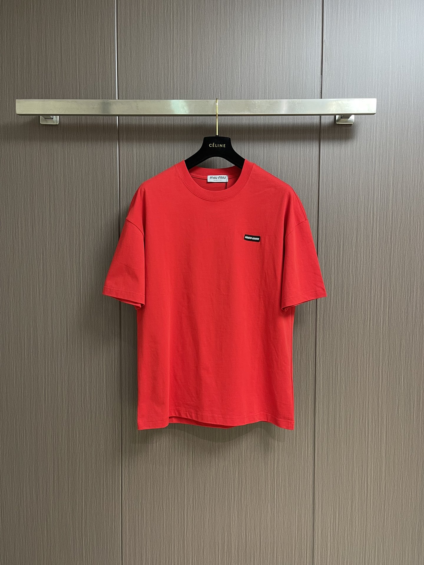 NO:470751,Miumiu 2025SS spring and summer new round neck T-shirt, with high-weight pure cotton fabric, loose shoulder-length silhouette design, with letter logo stamp as the details. The special aircraft has four-wire edge-fitting, imported No.9 round head pin flat car upper collar press line and collar wrap, collar edge, threaded cuffs and threaded hem hand-matched and made general washing process. The same size for men and women, M-XXL, M-XXL, miumiu,tees, t-shirt, alexander wang19860909miumiu 2025SS春夏新款圆领T恤,选用高克重纯棉面料,宽松落肩的廓形设计,以字母logo仔章作为细节点缀.专机四线打边合缝,进口九号圆头针平车上领压线上领包领条,领边和螺纹袖口及螺纹下摆手工磨破后做普洗工艺.男女同款尺码M-XXL,,miumiu,tees，t-shirt,alexander wang,Men's clothing