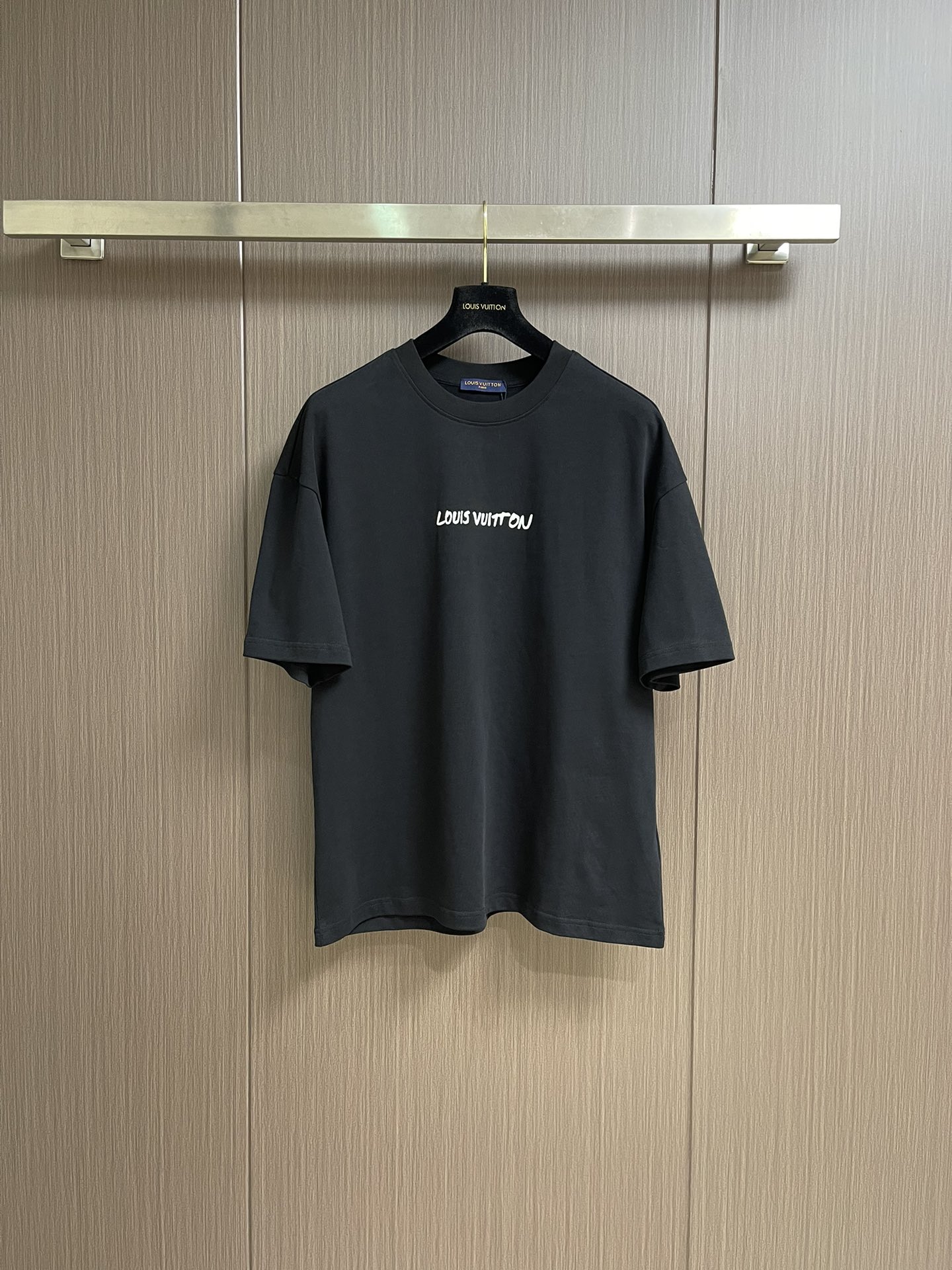 NO:507226,LV fw summer new graffiti embroidered short-sleeved T-shirt, customized 260g cotton double yarn tight and smooth fabric, clean cloth surface, clear cloth pattern, very delicate and solid feel, more strong, tight and wear-resistant, three-dimensional positioning and tailoring of the dress. Size M-XXL,,louis vuitton, T-shirt,tees, t-shirt,alexander wang19860909LV fw夏季新款涂鸦刺绣短袖t恤,定制260g全棉双纱紧密爽滑面料,布面干净,布纹清晰,手感非常细腻扎实,更加力挺 紧实耐磨,整衣立体定位剪裁.尺码M-XXL,,louis vuitton,T-shirt,tees，t-shirt,alexander wang,Men's clothing