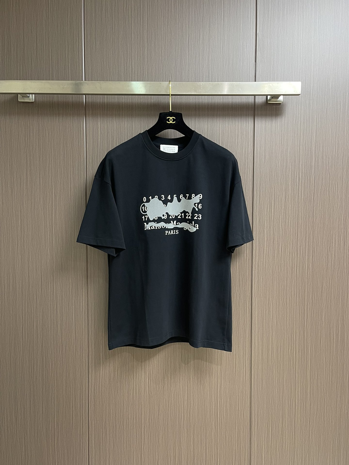 NO:507231,MM6 Majira couple short-sleeved T-shirt, simple and not simple MM6 short-sleeved one-click control of comfort and fashion, couples close their eyes and wear them together to show a new attitude~ High-weight pure cotton knitted, solid and breathable, close to the body, soft and skin-friendly, say goodbye to stuffy and sticky, and full of comfort. Classic simple style, iconic small details on the chest, low-key and recognizable, versatile and not thrust. Loose OS cut, not picky on the figure!  Wearing the same couple, one piece for each person, easily create a relaxed couple outfit, suitable for daily travel and date. Size M-XXL,,masion margiela,masion margiela,T-shirt,tees,t-shirt,alexander wang19860909MM6 马吉拉情侣款短袖T恤,简约不简单的MM6短袖,把舒适与时髦一键拿捏,情侣党闭眼入,一起穿出新态度～高克重纯棉针织,质感扎实又透气,贴身穿柔软亲肤,告别闷热黏腻,舒适度拉满.经典简约风格,胸前标志性小细节,低调又有辨识度,百搭不踩雷.宽松OS裁剪,不挑身材！情侣同穿,一人一件,轻松打造松弛感情侣穿搭,日常出街、约会都适配.尺码M-XXL,,masion margiela,masion margiela,T-shirt,tees，t-shirt,alexander wang,Men's clothing