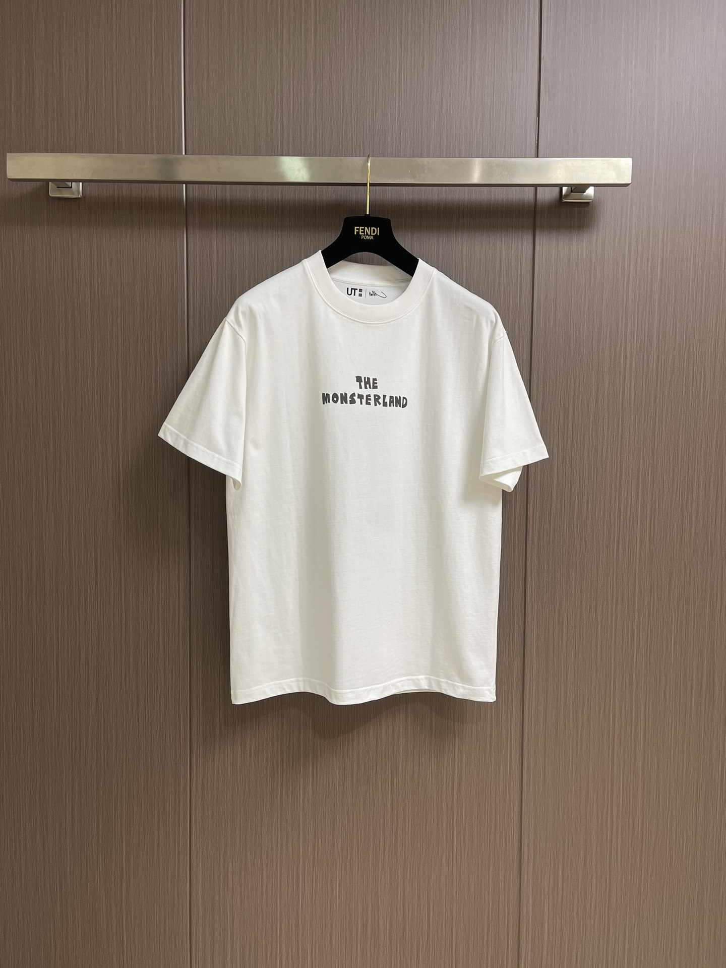 NO:470774,UNIQLO x Labubu co-branded series short-sleeved round neck short-sleeved T-shirt, made of 300 grams of pure cotton fabric, water treatment, delicate and soft feel, customized color thread OS loose style design, the whole piece of carriage is neat and flat, the upper body is casual and comfortable, printing process white ink direct printing pattern, the pattern is graffiti style mix street elements, Labubu Labubu and the elf family are all showing Size XS-L XS size 69cm long shoulder width 49.5cm bust 106cm S size 71cm shoulder width 51cm bust 110cm M size 74cm shoulder width 53.5cm bust 116cm L size 77cm shoulder width 56cm  Bust 122cm, T-shirt,tees,t-shirt,alexander wang19860909UNIQLO x Labubu 联名系列短袖圆领短袖T恤,采用300克纯棉面料,面料水处理 手感细腻柔软,定制对色螺纹OS宽松版型设计,整件车工走线整齐平整,上身休闲舒适,印花工艺白墨直喷印花图案,图案以涂鸦风格mix街头元素,Labubu拉布布和精灵家族全员亮相 尺码XS-L XS码衣长69cm 肩宽49.5cm 胸围106cm S码衣长71cm 肩宽51cm 胸围110cm M码衣长74cm 肩宽53.5cm 胸围116cm L码衣长77cm 肩宽56cm 胸围122cm,,T-shirt,tees，t-shirt,alexander wang,Men's clothing