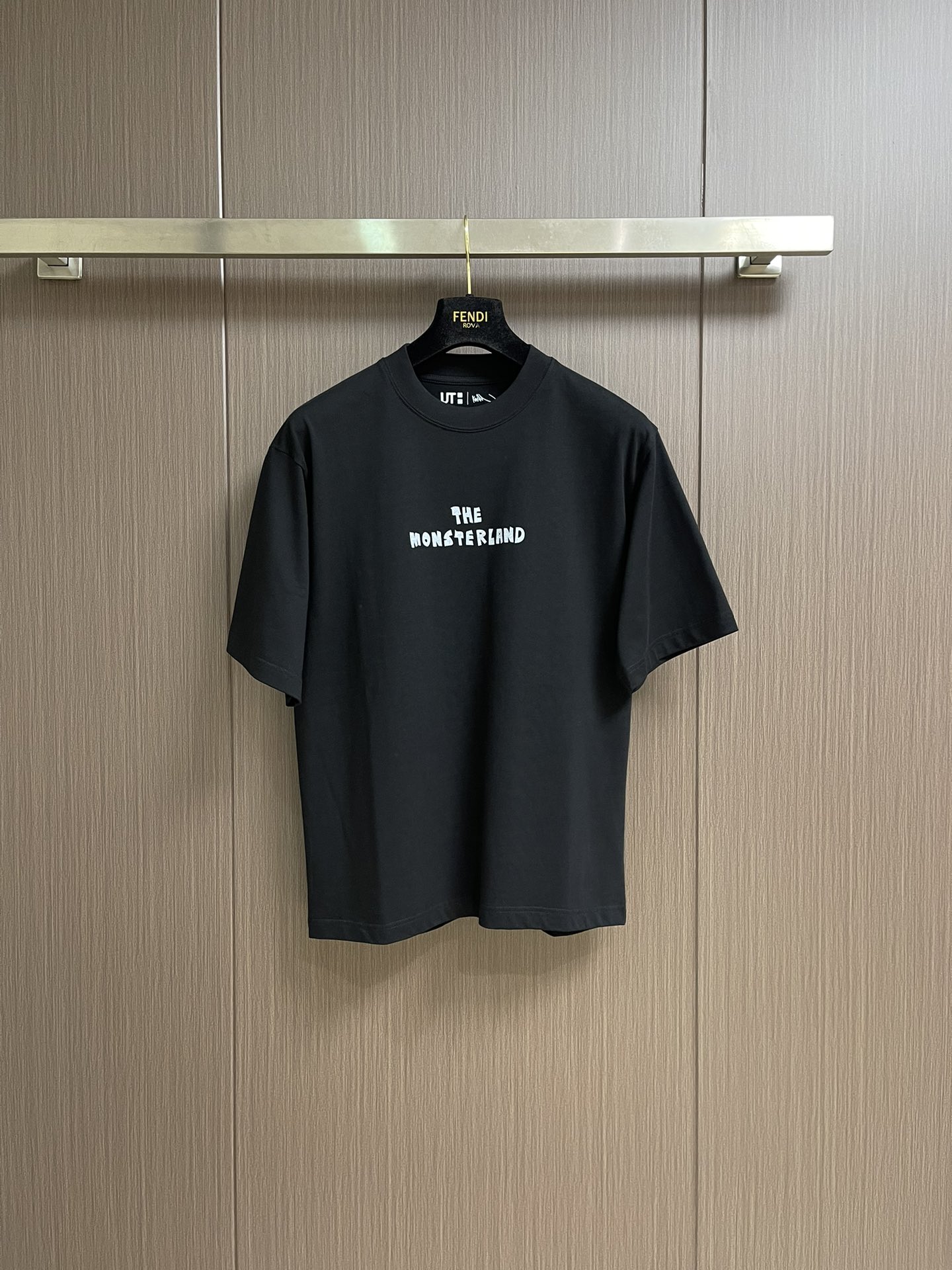 NO:470780,UNIQLO x Labubu co-branded series short-sleeved round neck short-sleeved T-shirt, made of 300 grams of pure cotton fabric, water treatment, delicate and soft feel, customized color thread OS loose style design, the whole piece of carriage is neat and flat, the upper body is casual and comfortable, the printing process white ink direct printing pattern, the pattern is graffiti style mix street elements, Labubu Labubu and the elf family are all members of the show. Size XS-L XS size 69cm long shoulder width 49.5cm bust 106cm S size 71cm shoulder width 51cm bust 110cm M size 74cm shoulder width 53.5cm bust 116cm L size 77cm shoulder width 56cm  Bust 122cm, T-shirt,tees,t-shirt,alexander wang19860909UNIQLO x Labubu 联名系列短袖圆领短袖T恤,采用300克纯棉面料,面料水处理 手感细腻柔软,定制对色螺纹OS宽松版型设计,整件车工走线整齐平整,上身休闲舒适,印花工艺白墨直喷印花图案,图案以涂鸦风格mix街头元素,Labubu拉布布和精灵家族全员亮相.尺码XS-L XS码衣长69cm 肩宽49.5cm 胸围106cm S码衣长71cm 肩宽51cm 胸围110cm M码衣长74cm 肩宽53.5cm 胸围116cm L码衣长77cm 肩宽56cm 胸围122cm,,T-shirt,tees，t-shirt,alexander wang,Men's clothing