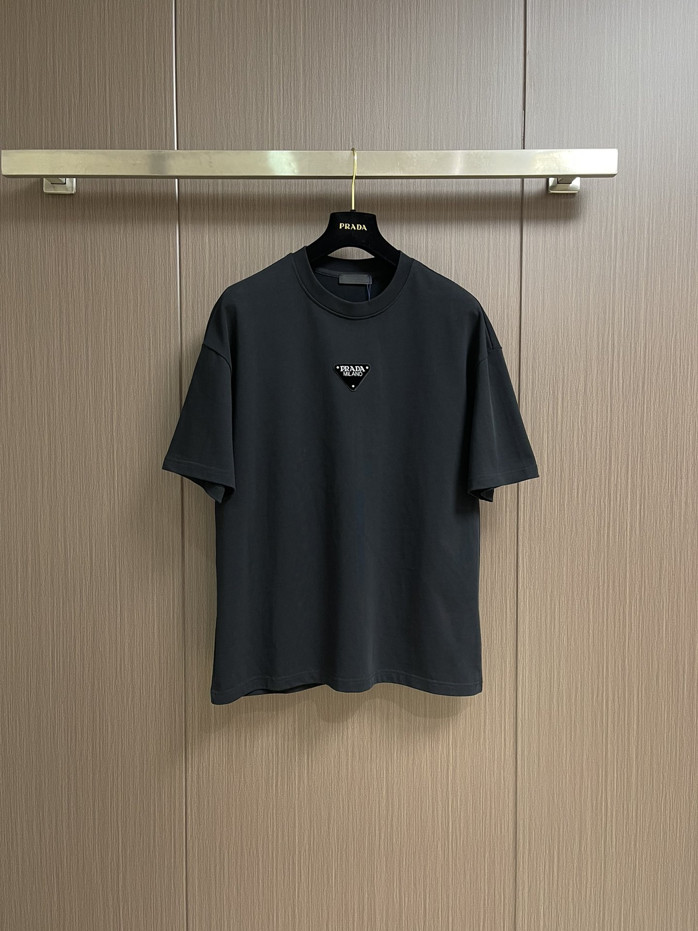 NO:507236,Prada classical letter short-sleeved T-shirt, simple and luxurious style. The exquisite brand logo print on the left chest of the T-shirt is a symbol of Prada's century-old heritage and exquisite craftsmanship, demonstrating unique identity and extraordinary taste. Selected high-quality fabrics, soft and delicate touch, skin-friendly and breathable, and comfortable to wear. Whether it is daily travel, casual gathering or business light occasions, it can be easily adapted, adding fashionable charm to you and becoming a classic item in the wardrobe that never goes out of date. Sizes M-XXL, prada, T-shirt,tees, t-shirt,alexander wang19860909Prada 古典字母仔章短袖T恤,简约中尽显奢华格调,T恤左胸处精致的品牌徽标印花,是Prada百年底蕴与精湛工艺的象征,彰显着独特身份与非凡品味.精选优质面料,触感柔软细腻,亲肤透气,穿着舒适自在,无论是日常出行、休闲聚会还是商务轻场合,它都能轻松适配,为你增添时尚魅力,成为衣橱中永不过时的经典单品.尺码M-XXL,,prada,T-shirt,tees，t-shirt,alexander wang,Men's clothing