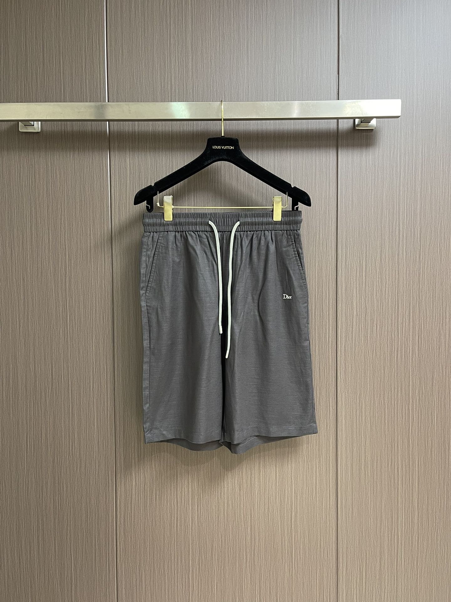 NO:507227,Dior graphite gray sky silk casual five-point shorts, high-end texture full!  Xiaodi graphite gray sky silk, whoever wears it looks good!  Tennis fabric is soft and skin-friendly, breathable and sweat-absorbing, and bid farewell to stuffy and sticky when worn in summer. Classic graphite grey is simple and versatile, and can easily adapt to various types of things. Drawstring design, freely adjusting the waist, comfortable and casual, exquisite 'Dior' embroidery logo, low-key showing luxury style, whether it is daily going out or leisure and vacation, it can make you feel fashionable!  Size XS-L, Dior, shorts, alexander wang19860909Dior 石墨灰天丝休闲五分短裤,高级质感拉满！小迪石墨灰天丝,谁穿谁好看！天丝面料,柔软亲肤,透气又吸汗,夏日穿着告别闷热黏腻.经典石墨灰,简约百搭,轻松适配各种.抽绳设计,可自由调节腰围,舒适又随性,精致'Dior'刺绣标识,低调彰显奢华格调,无论是日常出街还是休闲度假,它都能让你时尚感爆棚！尺码XS-L,,dior,shorts,alexander wang,Men's clothing