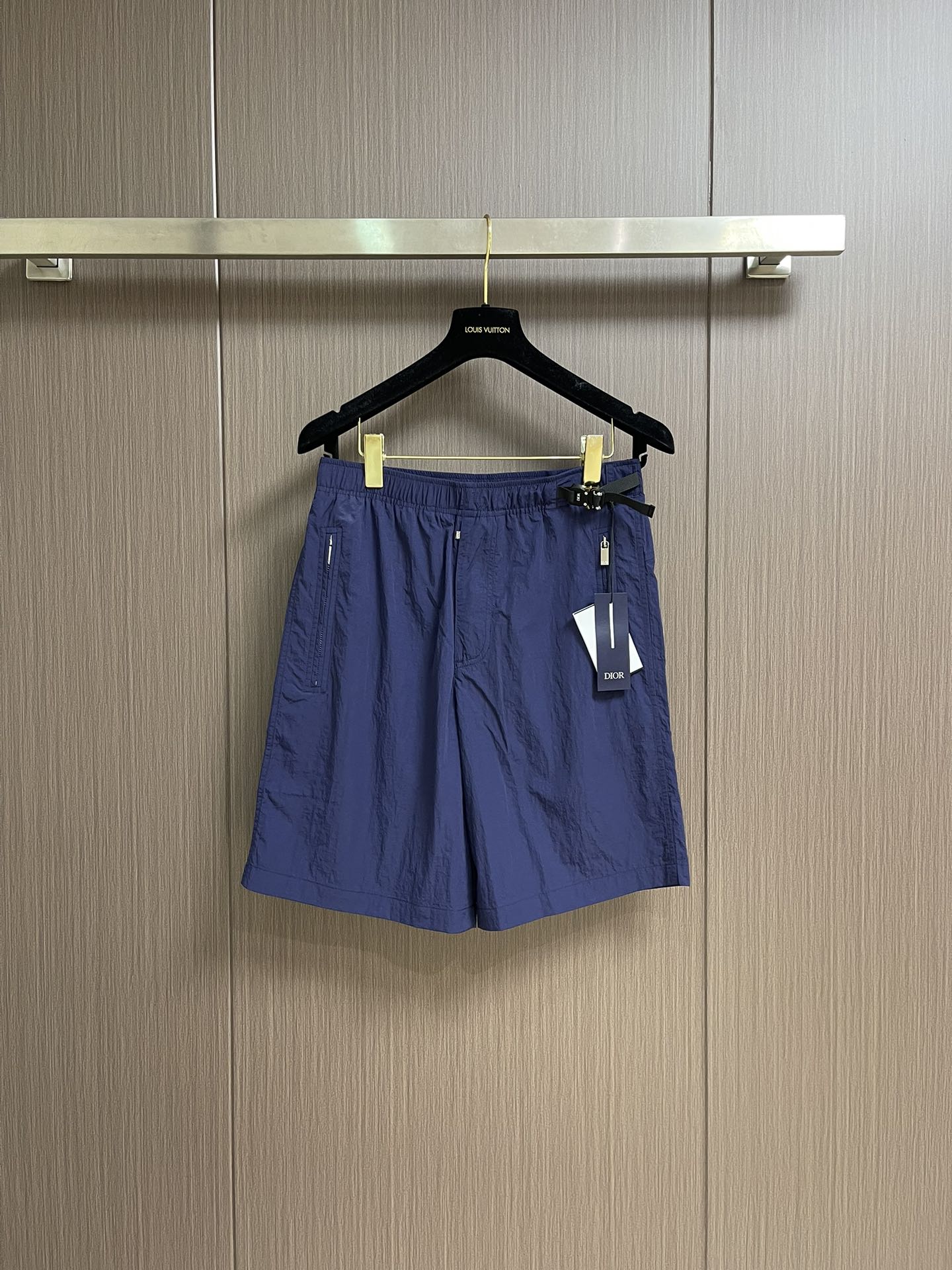 NO:507258,Dior Ss' new belt buckle pocket zipper shorts, customized technology fabric, dry and comfortable upper body, smooth and smooth feel Dior tie belt buckle enhances style with elastic waist and side zipper pockets, making the casual style more exquisite and new interpretation of classic items, highlighting the fashionable style and can be matched with T-shirts to create a fashionable and casual matching style. Size S-XL 46-52,,dior, shorts,alexander wang19860909Dior Ss新款腰带扣口袋拉链短裤,定制科技面料,上身干爽舒适,手感爽滑搭配 Dior系结腰带扣提升格调带有弹力腰头和侧面拉链口袋,令休闲版型更显精致全新演绎经典单品,彰显时尚风格可与T 恤搭配,打造时尚休闲的配套造型.尺码S-XL 46-52,,dior,shorts,alexander wang,Men's clothing