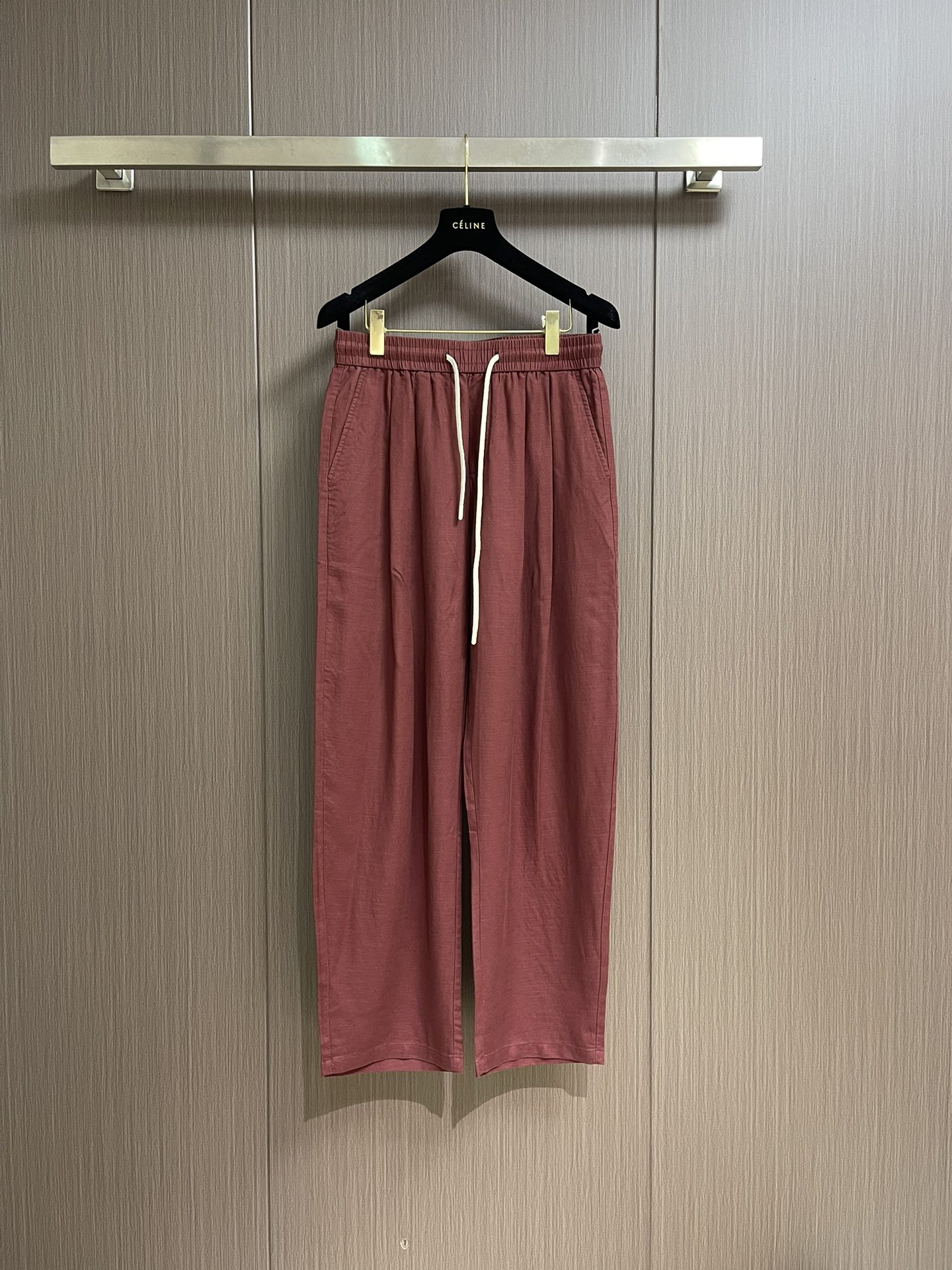 NO:507222,Gucci burgundy linen pants, breathable king-fried style, Gu Shen pants that were asked were burgundy with high-end atmosphere, 75-day silk + 25-line 'soft gold blend, ° breathable and not sweaty, summer wear like air conditioning on your legs! Loose cut and hiding flesh and casual, trouser legs slightly drooping to show your legs, double G-marks on the back waist, low-key grasp the luxury brand texture. Whether it is simple T-walk, or a short top to play hot girl style, a pair of pants activate the entire wardrobe, sisters who know how to breathe and texture close their eyes! Size XS-L, gucci, gold, alexander wang19860909Gucci 酒红亚麻裤,透气王炸款,被问爆的Gu神裤来了酒红色自带高级氛围,75天丝＋25亚麻的「软黄金混纺,°透气不闷汗,夏天穿像背了空调在腿上！宽松剪裁藏肉又随性,裤脚微垂显腿长,后腰刺绣双G标,低调拿捏奢牌质感.不管配简约t走松弛感,还是搭短上衣玩辣妹风,一条裤子盘活整个衣柜,懂透气、要质感的姐妹闭眼入！尺码XS-L,,gucci,gold,alexander wang,Men's clothing