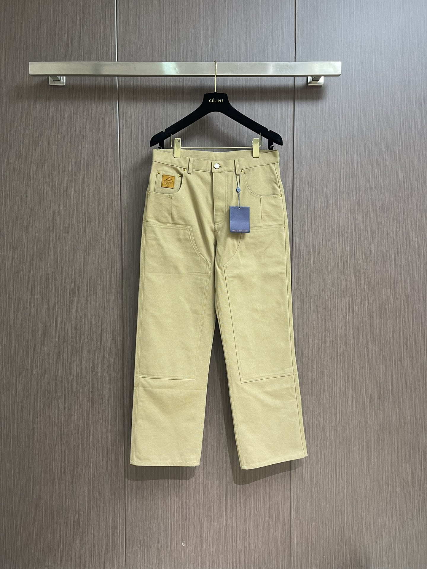 NO:507255,LV denim work pants, which are made of high-density denim fabrics, are wear-resistant and wear-resistant. Even if you wear them frequently and wash them frequently, you don’t have to worry about them being easily pilled or worn out. They are practical and full of practicality!  The front splicing structure makes the lines look old and beautiful, visually lengthening and straightening the legs, classic five-bag denim cut + pearlescent rivets, the rivets have a glossy and full texture!  It can be matched with multiple types of clothing to create fashionable styles, customized accessories, complete three standards, the same style as men and women!  Size S-XL 46-52, louis vuitton,alexander wang19860909LV 牛仔工装裤,采用高密度的牛仔面料,耐磨耐穿,就算是经常穿、频繁洗,也不用担心它会轻易起球或者磨损,实用性拉满！正面拼接结构,把线条衬得老好看了,视觉上拉长拉直双腿,经典五袋牛仔剪裁＋珠光铆钉,铆钉光泽感绝,质感拉满！能与多类型服饰搭配营造时尚造型,定制辅料,三标齐全,男女同款！尺码S-XL 46-52,,louis vuitton,alexander wang,Men's clothing