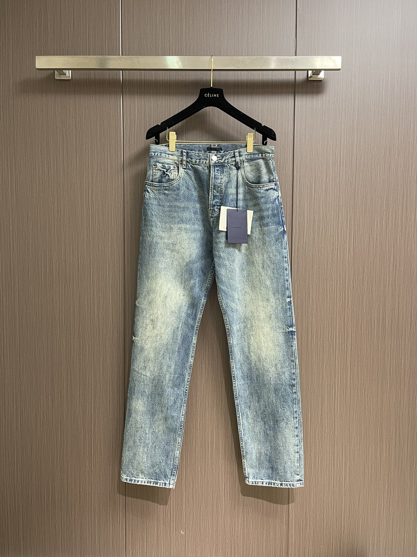 NO:507233,Prada regular old denim jeans, this mid-waist jeans are classically tailored and bleached to highlight the unique texture of denim jeans. It has five pockets and the label is printed with a classic logo. Size 30-32-34-36, prada, jeans, alexander wang19860909Prada 常规款做旧丹宁牛仔裤,这款中腰牛仔裤采用经典剪裁,经过漂白水洗处理,突显丹宁牛仔的别样质感.设有五口袋,标签印有典藏徽标.尺码30-32-34-36,,prada,jeans,alexander wang,Men's clothing