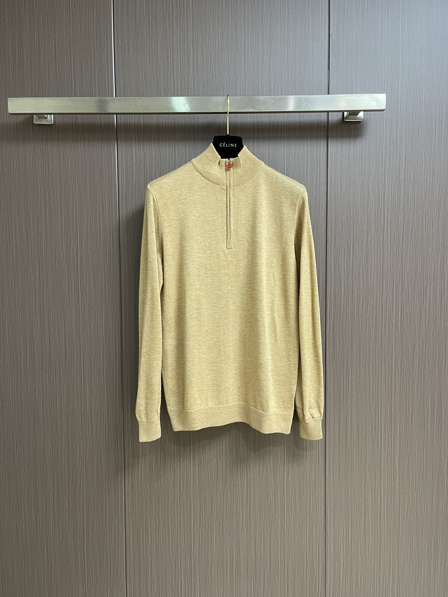 NO:473375,Kiton cashmere half-zipper small turtleneck knitted sweater, selected high-quality merino cashmere, light and fluffy, but warmer than ordinary wool, freely switch indoors and outdoors, saying goodbye to bloat!  Delicate cashmere fiber comes with natural elasticity, close to the body and does not tying the skin, like being gently wrapped in clouds, and sensitive skin can be worn with confidence. 'Classic and timeless' minimalist design, high-end neutral color, single wear shows temperament, layered layered, size 48-54,,sweaters,alexander wang19860909kiton 羊绒半拉链小高领针织毛衣,精选优质美利奴羊绒,轻盈蓬松却比普通羊毛更保暖,室内外自由切换,告别臃肿！细腻羊绒纤维自带天然弹性,贴身不扎肤,像被云朵轻轻包裹,敏感肌也能放心贴身穿.「经典不过时」极简设计,高级中性色,单穿显气质,叠穿有层次,尺码48-54,,sweaters,alexander wang,Men's clothing