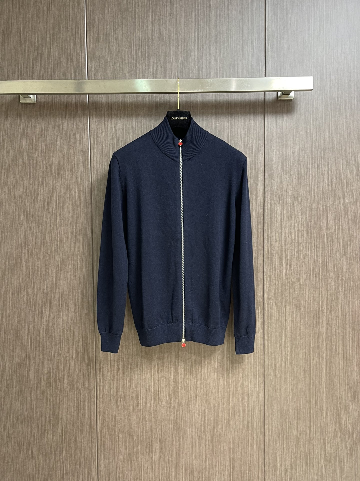 NO:473379,Kiton cashmere zippered small turtleneck knit sweater, selected high-quality merino cashmere, light and fluffy, but warmer than ordinary wool, freely switch indoors and outdoors, saying goodbye to bloat!  Delicate cashmere fiber comes with natural elasticity, close to the body and does not tying the skin, like being gently wrapped in clouds, and sensitive skin can be worn with confidence. 'Classic and timeless' minimalist design, high-end neutral color, single wear shows temperament, layered layered, size 48-54,,sweaters,alexander wang19860909kiton 羊绒拉链小高领针织毛衣,精选优质美利奴羊绒,轻盈蓬松却比普通羊毛更保暖,室内外自由切换,告别臃肿！细腻羊绒纤维自带天然弹性,贴身不扎肤,像被云朵轻轻包裹,敏感肌也能放心贴身穿.「经典不过时」极简设计,高级中性色,单穿显气质,叠穿有层次,尺码48-54,,sweaters,alexander wang,Men's clothing