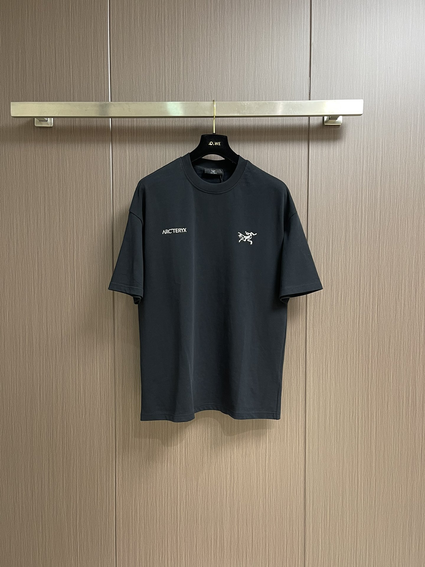 NO:470697,Arcteryx 2025SS chest offset printing small logo short-sleeved T-shirt is made of 60 double strands, 270g cotton fabric. The upper body is breathable, never pilled, soft and comfortable, and the full-cloth flat car is lined and three-dimensional tailored. The chest logo is engraved offset printing, non-printing technology. The neckline and hem are double narrow needle flat car. Customized side marks, complete auxiliary materials, full texture, sizes M-XXL, arc'teryx, T-shirt,tees, t-shirt, alexander wang19860909Arcteryx 始祖鸟 2025SS 胸前胶印小logo短袖T恤 采用60支双股,270g全棉面料.上身透气,绝不起球,手感柔软舒适,全衣平车走线立体剪裁.胸前logo为刻字胶印,非印花工艺.领口,下摆双窄针平车.定制侧标,辅料齐全,质感十足,尺码M-XXL,arc'teryx,T-shirt,tees，t-shirt,alexander wang,Men's clothing
