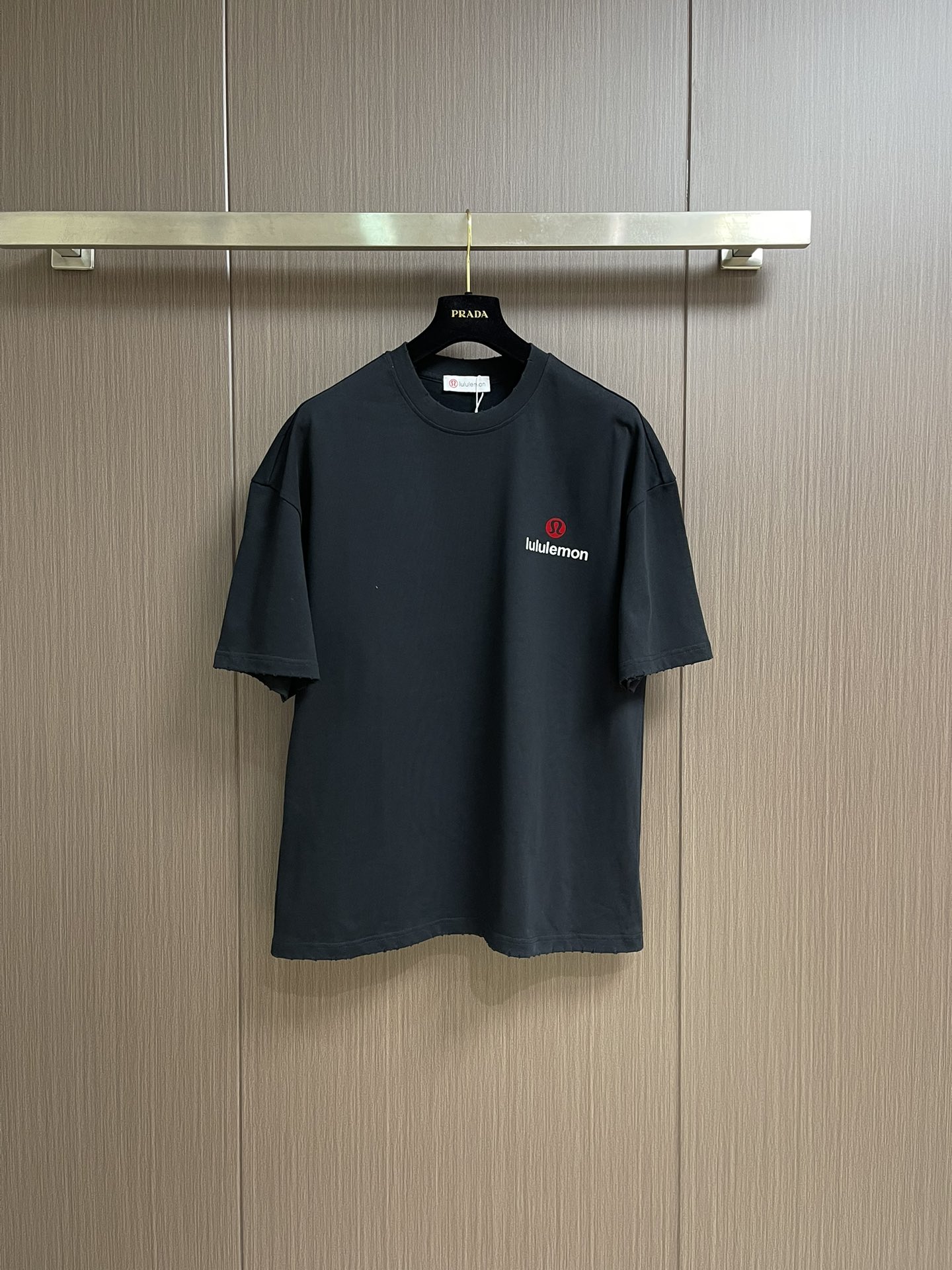 NO:470706,lululemon new flocked printed round neck T-shirt!  320g high gram weight 32 double yarn pure cotton fabric, wide version, and print pattern with full design, the same style as men and women, versatile and easy to wear. Size M-XXL, tees, t-shirt, alexander wang19860909lululemon 新款植绒印花圆领t恤！320克高克重32双纱纯棉面料,版型阔版,图案都做了印花图案设计感十足,男女同款 百搭又好穿.尺码M-XXL,,tees，t-shirt,alexander wang,Men's clothing