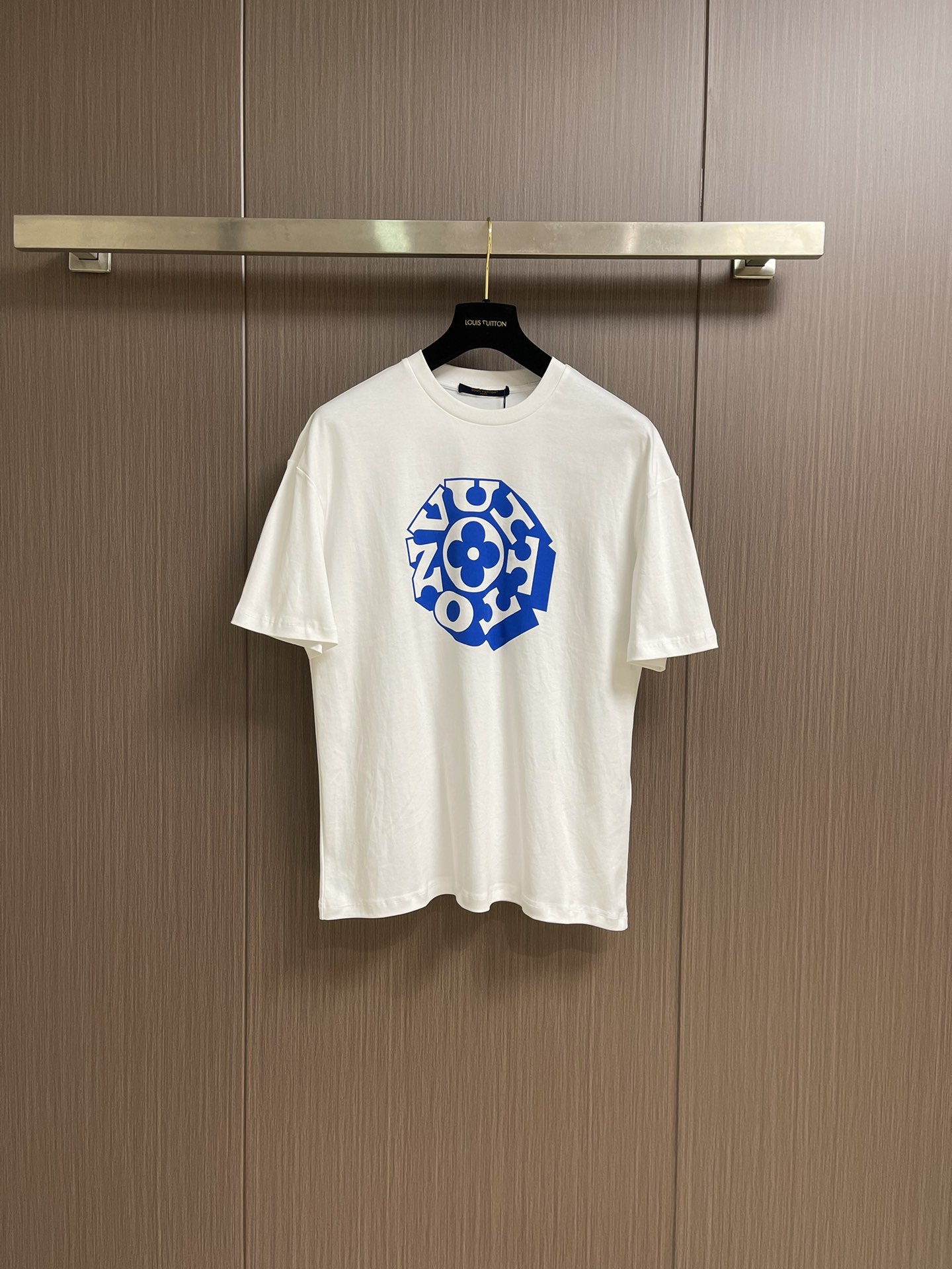 NO:505817,The new Nigo autumn Autumn style of LV 2025SS Nigo co-branded letter printed short-sleeved T-shirt, with pure cotton texture, soft and glutinous, and skin-friendly. It won’t feel that itchy when worn on the body, and it is especially suitable for close-fitting!  The printed pattern on the chest, the blue print color is rich and pure, and it is accurately leaked onto the T-shirt along the screen, and the full color is printed over and over again. The high-temperature fixing color makes the ink and pure cotton fabric firmly lock. This not only has a slightly raised three-dimensional feeling to the touch, but the overall line is straight and delicate, the fabric is comfortable and soft, and the color is consistent and has no color difference. It can be matched with the same style to create a fashionable look, and it can be customized for various occasions, customize auxiliary materials, complete three standards, and the same style for men and women!  Size S-XL, louis vuitton, T-shirt,tees, t-shirt,alexander wang19860909LV 2025SS秋季新款Nigo 联名款字母印花短袖T恤,的纯棉质感,软软糯糯的,亲肤性简直一流,穿在身上完全不会有那种刺痒感,特别适合贴身穿！胸前的印花图案,蓝色的印花颜色浓郁又纯正,顺着网版精准漏到T恤上,一遍一遍印出饱满颜色,高温固色让油墨和纯棉面料牢牢锁死,这样印花不仅摸起来有微微凸起的立体感,整体走线平直细腻,面料舒适柔软,颜色一致无色差,能与同款搭配营造时尚造型,驾驭各种场合,定制辅料,三标齐全,男女同款！尺码S-XL,,louis vuitton,T-shirt,tees，t-shirt,alexander wang,Men's clothing
