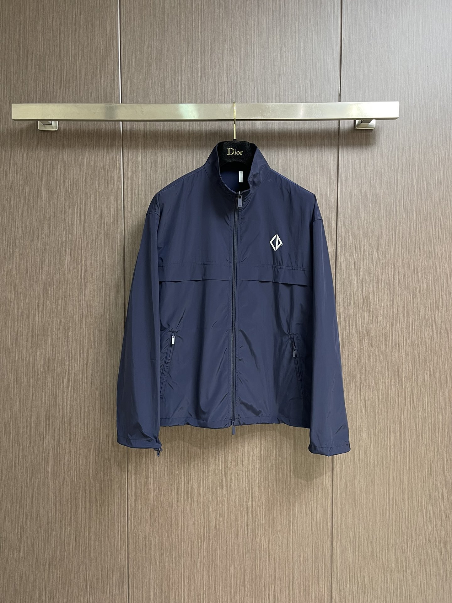 NO:505806,DIOR logo reflective zipper jacket, customized intelligent and functional technology silk, with a touch of deep blue, calm and rich in meaning, laying a versatile tone, the front Dior logo is presented in a simple and exquisite form, complementing the eye-catching trim Dior logo on the back, and instantly blooming bright light. The stand-up collar design cleverly embellishes the neckline, showing the simplicity of the wine, dynamic and elegant style, interpreting the new realm of sports aesthetics with a pioneering posture, the overall line is straight and delicate, the fabric is comfortable and soft, the color is consistent and there is no color difference, and it can be matched with the same style to create a fashionable look, control various occasions, customize auxiliary materials, complete three standards, the same style for men and women!  Size 50-52-54-56,,dior,jackets & coats,alexander wang19860909DIOR 标志反光条拉链夹克,定制智感机能科技绸 以一抹深邃的蓝 沉稳且富有内涵 奠定了百搭的基调前幅Dior Diamond标志以简约而精致的形态呈现 与背面醒目饰边Dior标志相得益彰当光线酒落 瞬间绽放璀璨光芒 立领设计巧妙地修饰了颈部线条 尽显干脆与酒脱 动感风华 以先锋之姿演绎运动美学新境,整体走线平直细腻,面料舒适柔软,颜色一致无色差,能与同款搭配营造时尚造型,驾驭各种场合,定制辅料,三标齐全,男女同款！尺码50-52-54-56,,dior,jackets & coats,alexander wang,Men's clothing