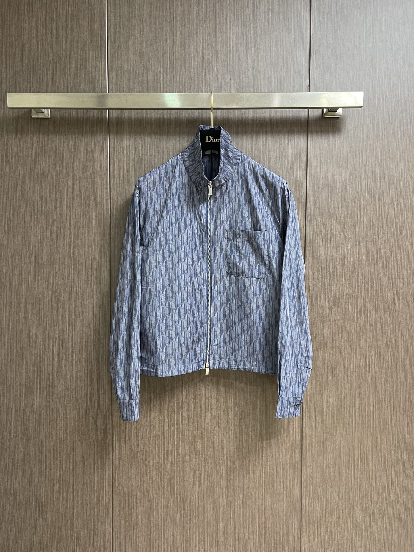 NO:505813,Dior 2025ss new zipper shirt jacket, decorated with Dior's classic Oblique print. It is carefully crafted with blue technology fabric, and the sporty style is matched with the breast patch pocket and drawstring bottom edge, which is unique. The super large style can enhance the style of various daily outfits and highlight the fashion style. Size S-XL, dior, jackets & coats,shirts,alexander wang19860909Dior 2025ss新款拉链衬衫外套,饰以 Dior经典的Oblique 印花.采用蓝色科技面料精心制作,运动风格版型搭配胸前贴袋和抽绳底边,别具一格.超大版型,可为各式日常装扮提升格调,彰显时尚风范.尺码S-XL,,dior,jackets & coats,shirts,alexander wang,Men's clothing