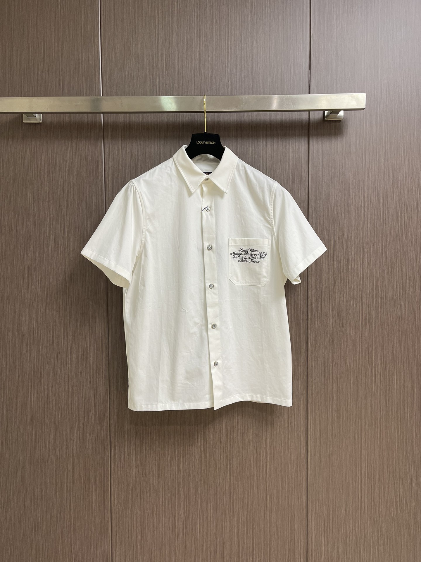 NO:505781,LV X Nigo co-branded embroidered Mount Fuji short-sleeved shirt. This cotton short-sleeved shirt has eye-catching contrasting embroidery to greet Pharrell Williams and Nig.’s creative collaboration at the 2025 autumn and winter show. Retro handwritten logos of breast pockets, and the back expresses the iconic elements of Nigo’s hometown in Mount Fuji and cherry blossom patterns. Size S-XL, louis vuitton,shirts,T-shirt,alexander wang19860909LV X Nigo联名刺绣富士山短袖衬衫,本款棉质短袖衬衫拥有醒目撞色刺绣,致意 Pharrell Williams和Nig.于2025秋冬秀场的创意联袂.复古手写体标识栖身胸袋,背部以富士山和樱花图案道出 Nigo 故乡的标志性元素.尺码S-XL,,louis vuitton,shirts,T-shirt,alexander wang,Men's clothing