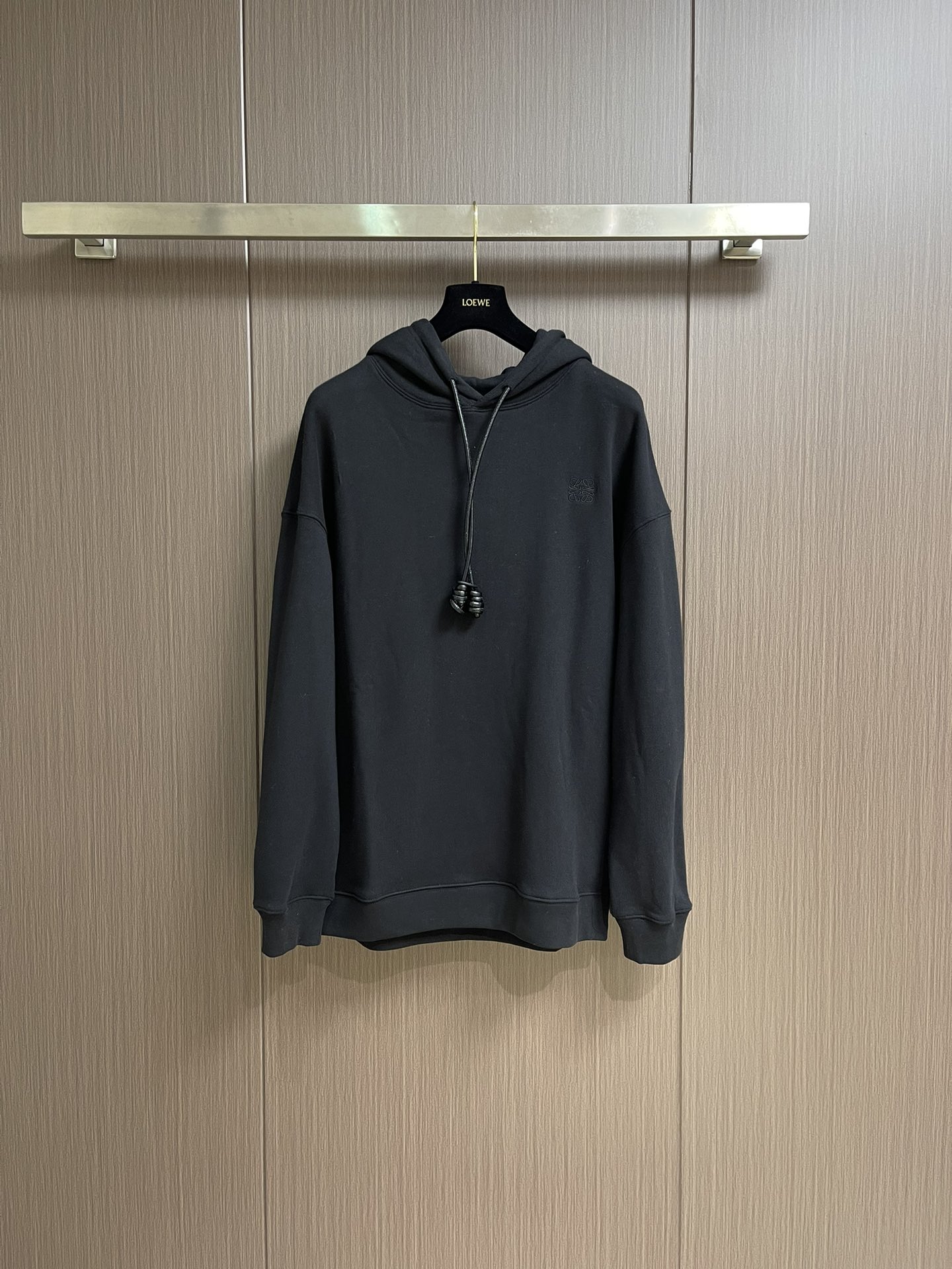 NO:505796,LOEWE leather knot embroidered hooded sweatshirt, using 16S single yarn + 10S single yarn fish scale fixed sweatshirt fabric, 380g paired with 21S 2*2 threads, 470g. By embroidering the same color yarn on the fabric, it is presented on the fabric in the form of embroidery, the pattern is more three-dimensional, vivid and textured. High-quality embroidery technology can make the pattern more delicate, three-dimensional and durable; soft and elastic leather material, the surface of the leather may be specially treated, and the knot process increases texture and beauty. The stitching is usually finely processed to ensure its firmness and durability. The winding and other techniques are used to form a unique texture to enhance the overall design sense. The overall thread is straight and delicate, the fabric is comfortable and soft, and the color is consistent and there is no color difference. It can be matched with the same style to create a fashionable shape, control various occasions, customize auxiliary materials, complete three standards, and the same style for men and women!  Size S-XL, loewe, hoodie, sweatshirts, hats, alexander wang19860909LOEWE 皮革绳结刺绣连帽卫衣,采用16S单纱＋10S单纱鱼鳞定卫衣面料,380g搭配21S 2*2螺纹,470g.通过将同色系纱线在面料上绣出图案,以刺绣的形式呈现在面料上,图案更加立体、生动且富有质感.高质量的刺绣工艺可以使图案更加精细、立体且耐用；采用柔软而富有弹性的皮革材质,皮革表面可能特殊处理,绳结工艺增加质感和美感.缝合处通常经过精细处理,以确保其牢固性和耐用性.采用缠绕等手法,形成独特的纹理提高整体设计感.整体走线平直细腻,面料舒适柔软,颜色一致无色差,能与同款搭配营造时尚造型,驾驭各种场合,定制辅料,三标齐全,男女同款！尺码S-XL,,loewe,hoodie,sweatshirts,hats,alexander wang,Men's clothing