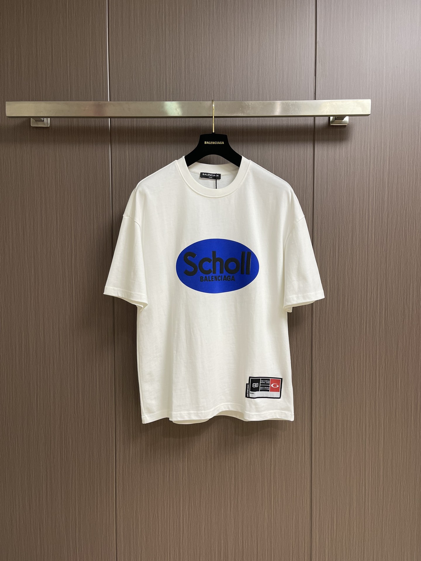 NO:470683,Balenciaga 2025SS Scholl co-branded short-sleeved T-shirt, retro jersey fabric, 24S double yarn retro jersey fabric, 185g; matched with 32S double yarn 1*1 thread, 270g.24S fabric is a medium-sized yarn, suitable for creating thick and crisp fabrics, with a slightly rough texture, which conforms to the 'natural original' effect pursued by retro style. The texture is soft, breathable and elastic, suitable for close-fitting and can create a simple and smooth outline. Through old texture and fading treatment, combined with classic tailoring, the retro feel is reflected in the details of loose silhouette design. Size M-XXL,,balenciaga, T-shirt,tees, t-shirt,alexander wang19860909Balenciaga 2025SS Scholl联名短袖T恤,复古平纹针织面料,采用24S双纱复古平纹针织面料,185g；搭配32S双纱1*1螺纹,270g.24S面料属于中等偏粗的纱线,适合打造厚实、挺括的面料,质感略带粗糙感,符合复古风格追求的'自然原始'效果.质地柔软、透气且有一定弹性,适合贴身穿着,能塑造简约流畅的轮廓.通过做旧纹理、褪色处理,结合经典剪裁体现复古感宽松廓形设计细节.尺码M-XXL,,balenciaga,T-shirt,tees，t-shirt,alexander wang,Men's clothing