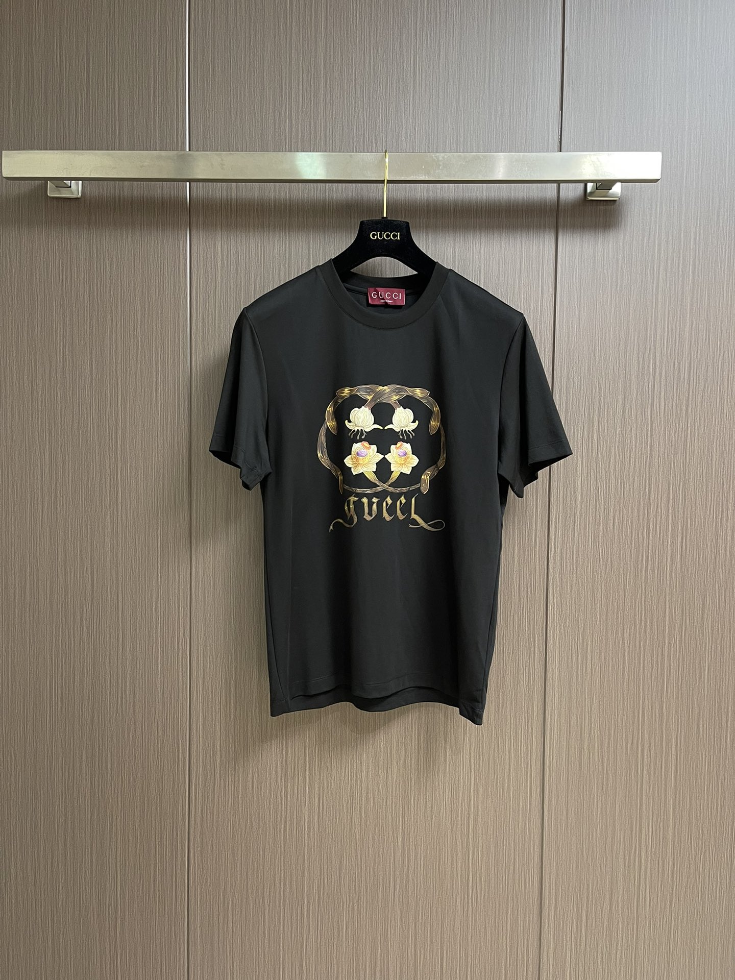 NO:569831,GUCCI  2025ss short-sleeved T-shirt with logo letter print on the chest. The fabric is made of 230g heavy combed cotton. Customized 32-count 1*1 thread. The ready-made garments are washed twice. The fabric is comfortable and skin-friendly without any strange feeling. Customized dyed fabrics with high textile density, good drape, not easy to deform, thick texture and compact spinning process.  It will not affect the breathability of the fabric, and the color saturation is very high. It has imported digital direct-injection printing technology. It is a versatile and good-looking short sleeve. The loose version covers the flesh and makes you look slimmer. Sizes M-XXL, gucci, T-shirt, tees, t-shirt, alexander  wang19860909GUCCI 2025ss胸前logo字母印花短袖T恤,面料采用230克重精梳棉,定制32支1*1螺纹,成衣两遍水洗处理,面料舒适亲肤无异感,定制定染面料,纺织密度高,垂感佳,不易变形,厚织感加上紧密纺纱工艺,不会影响面料的透气性,成色的饱和度很高,进口数码直喷印花工艺,百搭好看的一款短袖,宽松版型遮肉显瘦不挑人.尺码M-XXL,,gucci,T-shirt,tees，t-shirt,alexander wang,Men's clothing
