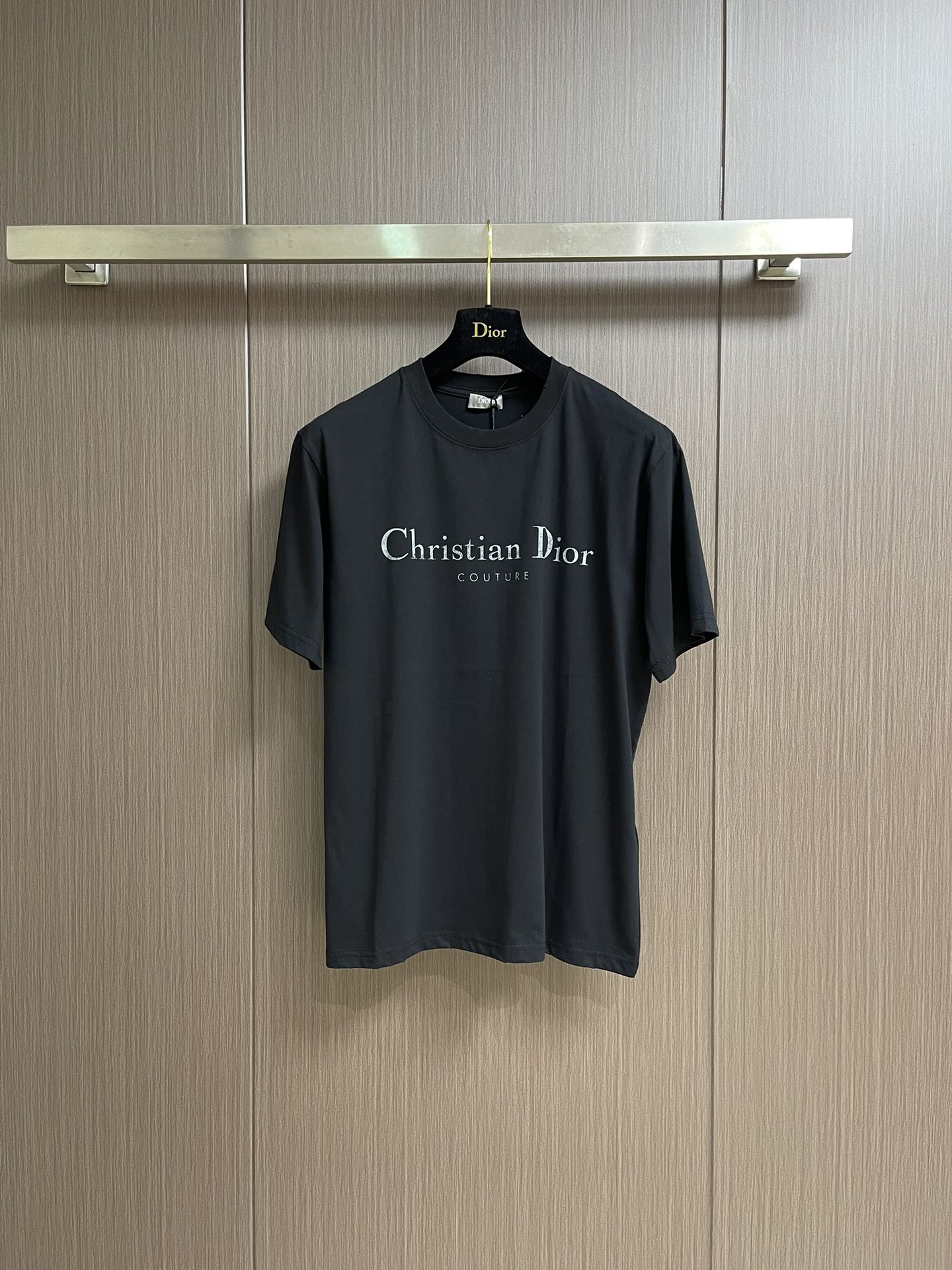 NO:505791,Dior  2025Ss new mottled letter printing ripped short-sleeved T-shirt on the chest, imported pure cotton fabric, with a crisp appearance, with the characteristics of cotton fabric softness, breathable and dry, can quickly drain moisture, sweat and not sticky, high-density dot printing process, there is a subtle blur design effect in the printing effect, and the film is made of extremely fine yarn material, and the film is adjusted and portrayed according to the actual point number. The production difficulty of restoration is relatively high, the slurry is delicate and the mesh is good, and the whole piece is positioned and washed and worn, with 'wearing' and 'needle'  Weaving 'element combination, irregular full-body wear design, simple garments have a rebellious destructive design sense, stone grinding water technology positioning and hole treatment, garment products are laser positioned by stone grinder and hand-destructive wear effect, each wear is purely hand-made, so that the natural wear of the fabric can achieve the most harmonious visual effect, and after stone grinding water, it can present a rich retro atmosphere. Size S-M-L, dior, T-shirt, tees, t-shirt, alexander  wang19860909Dior 2025Ss新款胸前斑驳字母印花破洞短袖T恤,进口纯棉面料,外观挺括,具有棉织物柔软的特性,透气干爽可以快速排出水分,出汗不粘身,高密度网点印花工艺,印花效果中有细微的虚化设计效果,采用极细的纱网材质制作菲林网板,根据实物对点数在菲林上做出调整刻画,还原的制作难度偏高,浆体细腻过网性好,全件定位洗水磨破设计,以'磨破'和'针织'元素结合,不规则的全身磨破设计,让简单成衣带有叛逆的破坏设计感,石磨洗水工艺定位破洞处理,成衣制品采用石磨机激光定位手工破坏磨损效果,每一处磨损处纯手工打造,使面料的自然磨损达到最和谐的视觉效果,通过石磨洗水后能够呈现出浓郁的复古气息.尺码S-M-L,,dior,T-shirt,tees，t-shirt,alexander wang,Men's clothing