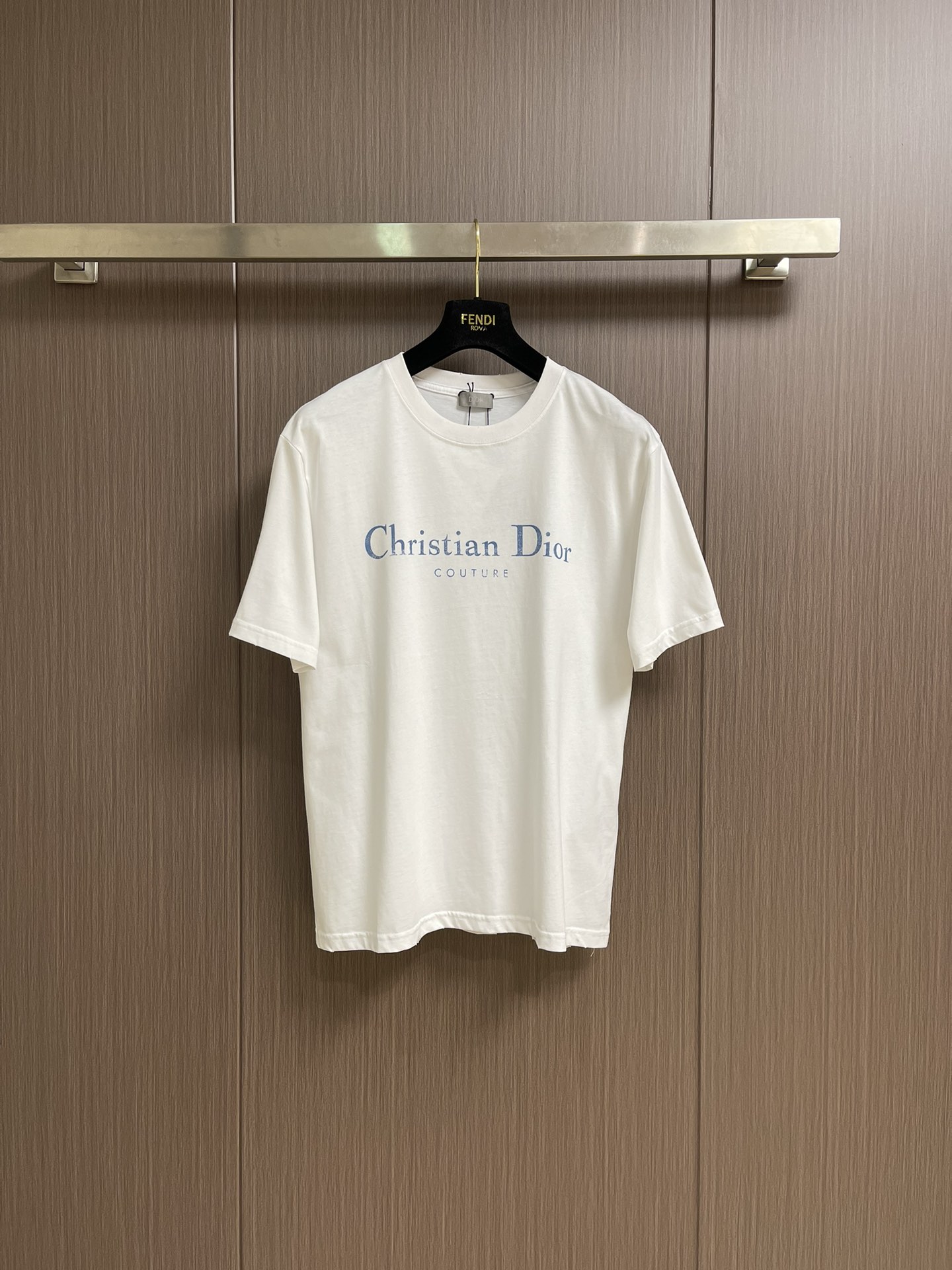 NO:505786,Dior  2025Ss new mottled letter printing ripped short-sleeved T-shirt on the chest, imported pure cotton fabric, with a crisp appearance, with the softness of cotton fabric, breathable and dry, can quickly drain moisture, sweat and not sticky, high-density dot printing process, there is a subtle blurred design effect in the printing effect, and the film is made of extremely fine yarn material, and the film is adjusted and portrayed according to the actual point number. The production difficulty of restoration is relatively high, and the slurry is delicate and the net is passed.  Good performance, the full-piece positioning and washing water wear design is combined with 'wearing' and 'knitting' elements, and the irregular whole-body wear design makes simple garments have a rebellious destructive design sense. The stone grinding and washing water process positioning and drilling. The garment products are laser positioned by stone grinder and hand-destructive and damaged wear effect. Each wear area is purely hand-made, so that the natural wear of the fabric reaches the most harmonious visual effect. After washing water through stone grinding, it can present a rich retro atmosphere.  Size S-M-L,dior,T-shirt,tees,t-shirt,alexander wang19860909Dior 2025Ss新款胸前斑驳字母印花破洞短袖T恤,进口纯棉面料,外观挺括,具有棉织物柔软的特性,透气干爽可以快速排出水分,出汗不粘身,高密度网点印花工艺,印花效果中有细微的虚化设计效果,采用极细的纱网材质制作菲林网板,根据实物对点数在菲林上做出调整刻画,还原的制作难度偏高,浆体细腻过网性好,全件定位洗水磨破设计,以'磨破'和'针织'元素结合,不规则的全身磨破设计,让简单成衣带有叛逆的破坏设计感,石磨洗水工艺定位破洞处理,成衣制品采用石磨机激光定位手工破坏磨损效果,每一处磨损处纯手工打造,使面料的自然磨损达到最和谐的视觉效果,通过石磨洗水后能够呈现出浓郁的复古气息. 尺码S-M-L,,dior,T-shirt,tees，t-shirt,alexander wang,Men's clothing