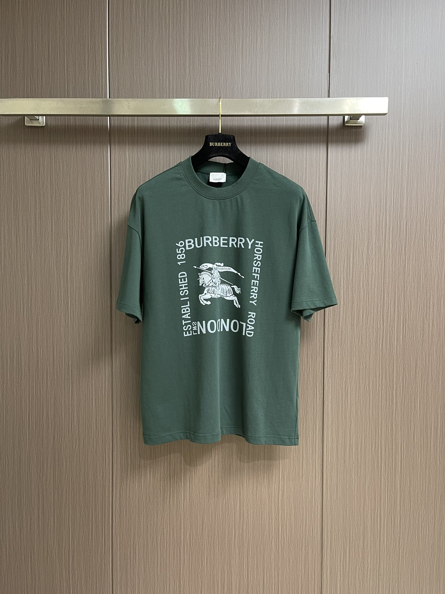 NO:470715,Burberry 2025ss square letter knight war horse printed short-sleeved T-shirt, inspired by the retro 1980s, is made of customized fabrics. The fabric has been dyed in the same tank, and it feels comfortable and soft, both fashionable and personalized. It is very suitable for both men and women. Whether it is matched with casual wear or formal occasions, it is a super versatile and beautiful style. It is a must-have for everyone, tags, collar tags, washing wheat, and three-marks. Sizes M-XXL, burberry, T-shirt, tees, t-shirt, alexander wang19860909Burberry 2025ss 方框字母骑士战马印花短袖T恤,灵感源自八十年代复古,采用定制面料制作而成,面料经过同缸染色工艺处理,手感舒适柔软,既时尚又具有个性,无论男女都非常合适,无论是搭配休闲装还是正式场合,都超级百搭好看的一款,人手必备款,吊牌,领标,水洗麦,三标齐全.尺码M-XXL,,burberry,T-shirt,tees，t-shirt,alexander wang,Men's clothing