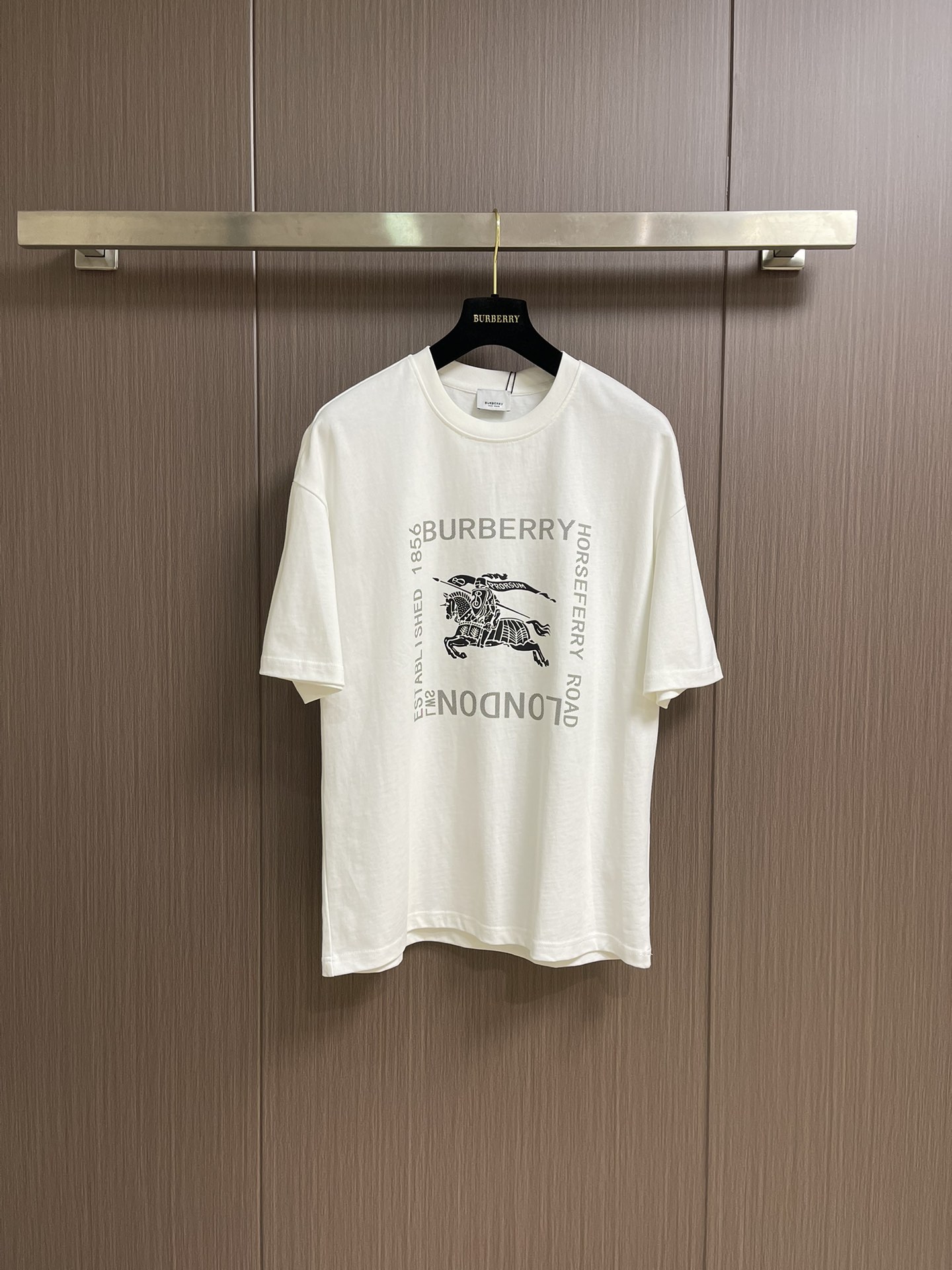 NO:470725,Burberry 2025ss square letter knight war horse printed short-sleeved T-shirt, inspired by the retro 1980s, is made of customized fabrics. The fabric has been dyed in the same tank, and it feels comfortable and soft, both fashionable and personalized. It is very suitable for both men and women. Whether it is matched with casual wear or formal occasions, it is a super versatile and beautiful style. It is a must-have for people, tags, collar tags, washing wheat, and three-marks. Size M-XXL, burberry, T-shirt, tees, t-shirt, alexander wang19860909Burberry 2025ss 方框字母骑士战马印花短袖T恤,灵感源自八十年代复古,采用定制面料制作而成,面料经过同缸染色工艺处理,手感舒适柔软,既时尚又具有个性,无论男女都非常合适,无论是搭配休闲装还是正式场合,都超级百搭好看的一款,人手必备款,吊牌,领标,水洗麦,三标齐全 尺码M-XXL,,burberry,T-shirt,tees，t-shirt,alexander wang,Men's clothing