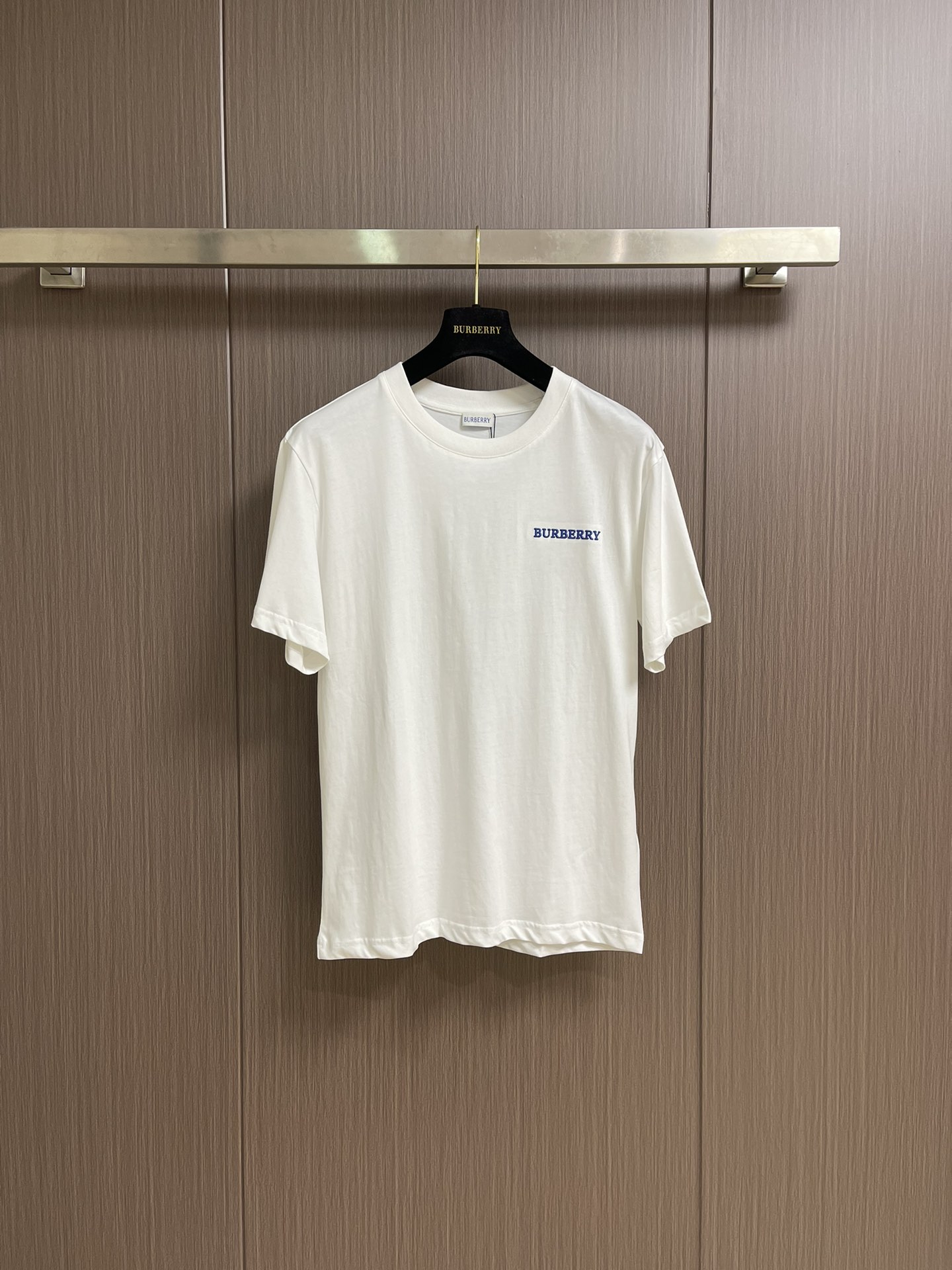 NO:495764,Burberry letter logo pattern short-sleeved T-shirt, imported pure cotton material, light fabric, breathable and comfortable to feel, suitable for single wear or inner wear to create different styles! The letter embroidered logo on the chest perfectly interprets the charm of the brand, which is very eye-catching and luxurious! Casual loose fitting cut + basic knitted ribbed round neck design, simple and fashionable style is not picky Size M-3XL, burberry, T-shirt, tees, t-shirt, alexander wang19860909Burberry 字母标识图案短袖T恤,进口纯棉材质制成轻薄的面料手感着穿透气舒适性,适合单穿或内搭打造不同造型！衣身胸前字母刺绣徽标logo完美的演绎出品牌的魅力所在非常具有吸睛效果与高奢辦识度！休闲宽松的版型裁剪＋基础针织罗纹圆领设计,简约时尚的风格不挑人 尺码M-3XL,,burberry,T-shirt,tees，t-shirt,alexander wang,Men's clothing