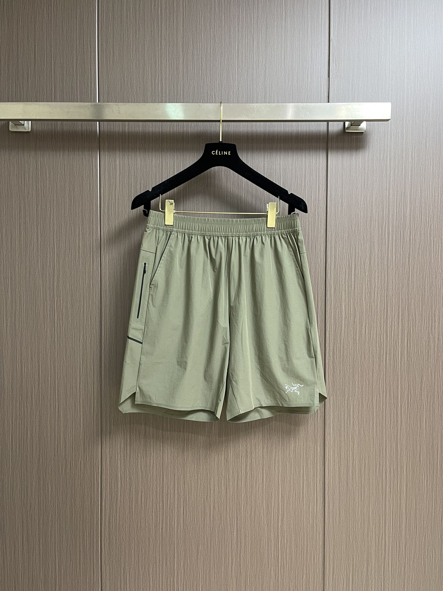 NO:569835,arcteryx 2025ss spring and summer new men's quick-drying shorts for outdoor leisure, the most casual fashion aesthetics, the original pants type upper body is casual and versatile, casual and lazy, advanced customized quick-drying fabrics, customized logo craftsmanship, overwhelming comfort. High-end atmosphere, can be matched with all T-shirts. Size M-3XL, arc'teryx, shorts, tees, t-shirt, alexander wang19860909arcteryx 始祖鸟2025ss春夏季新款男士速干短裤户外休闲,最休闲的时尚美学,原版裤型上身休闲百搭、随性慵懒范,高级定制速干面料,订制工艺 logo工艺,舒适感爆棚.高端大气,可通搭一切T恤.尺码M-3XL,arc'teryx,shorts,tees，t-shirt,alexander wang,Men's clothing