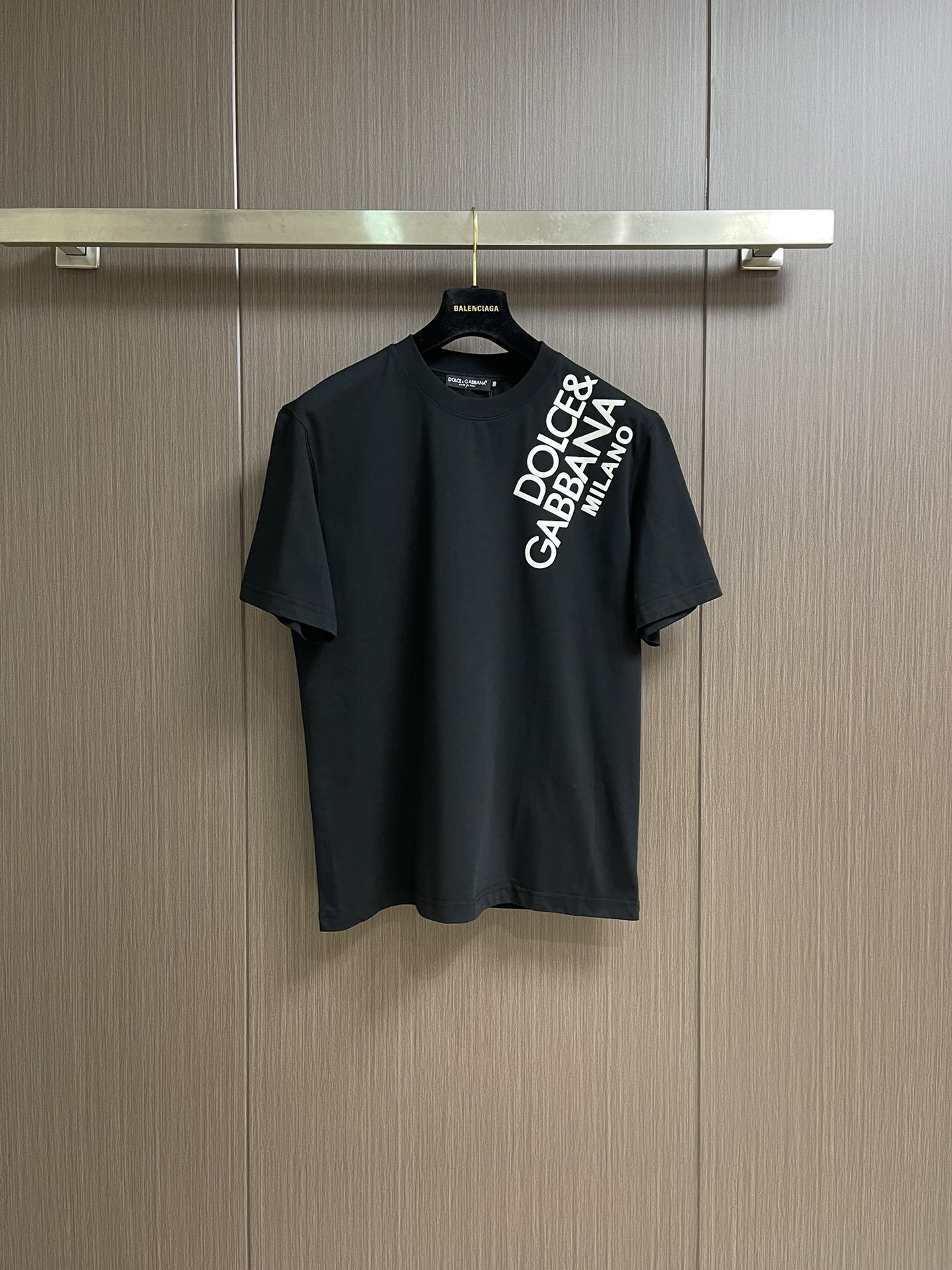 NO:473340,DG DOLCE GABBANA 2025SS spring and summer short-sleeved T-shirt 2025SS spring and summer series. Customized pure cotton fabric, logo print on the chest side, the first choice for casual outings!  Size 44-46-48-50-52-54 M-4XL 44 garment length 69cm shoulder width 44cm bust 51cm 46 garment length 70cm shoulder width 45.5cm bust 53cm 48 garment length 71cm shoulder width 47cm bust 55cm 50 garment length 72cm shoulder width 48.5cm bust 57cm 52 garment length 73cm shoulder width 50cm bust 59cm 54 garment length 74cm shoulder width 51.5cm bust 61cm, Dolce&Gabbana, Dolce&Gabbana, T-shirt,tees, t-shirt,alexander wang19860909DG DOLCE GABBANA 杜嘉班纳2025SS春夏短袖T恤2025SS春夏系列.定制纯棉面料,胸前一侧logo印花,休闲出街首选款！尺码44-46-48-50-52-54 M-4XL 44衣长69cm 肩宽44cm 胸围51cm 46衣长70cm 肩宽45.5cm 胸围53cm 48衣长71cm 肩宽47cm 胸围55cm 50衣长72cm 肩宽48.5cm 胸围57cm 52衣长73cm 肩宽50cm 胸围59cm 54衣长74cm 肩宽51.5cm 胸围61cm,,Dolce&Gabbana,Dolce&Gabbana,T-shirt,tees，t-shirt,alexander wang,Men's clothing