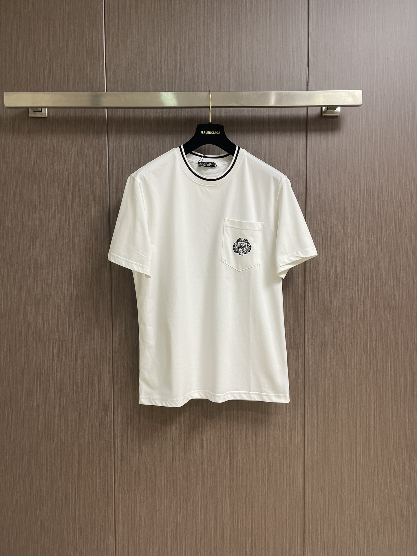 NO:473338,Dolce&Gabbana 2025ss new chest pocket DG embroidered cotton round neck T-shirt, Logo classic embroidery logo, promotes brand recognition while showing the most original brand style, creating classic brand elements combining elegant temperament and casual style, casual business versatile, customized 60S double-strand mercerized bead floor cotton fabric. Size 44-46-48-50-52-54 M-4XL 44 garment length 69cm shoulder width 44cm bust 51cm 46 garment length 70cm shoulder width 45.5cm bust 53cm 48 garment length 71cm shoulder width 47cm bust 55cm 50 garment length 72cm shoulder width 48.5cm bust 57cm 52 garment length 73cm shoulder width 50cm bust 59cm  54-cloth length 74cm shoulder width 51.5cm bust 61cm, Dolce & Gabbana,tees, t-shirt, alexander wang19860909Dolce&Gabbana 2025ss新品胸前口袋DG刺绣棉质圆领T恤,Logo经典刺绣标识,宣扬品牌辨识度的同时展现最原始的品牌风格,打造经典的品牌元素结合典雅气质与休闲风范,休闲商务百搭,定制60S双股丝光珠地棉面料.尺码44-46-48-50-52-54 M-4XL 44衣长69cm 肩宽44cm 胸围51cm 46衣长70cm 肩宽45.5cm 胸围53cm 48衣长71cm 肩宽47cm 胸围55cm 50衣长72cm 肩宽48.5cm 胸围57cm 52衣长73cm 肩宽50cm 胸围59cm 54衣长74cm 肩宽51.5cm 胸围61cm,,Dolce&Gabbana,tees，t-shirt,alexander wang,Men's clothing