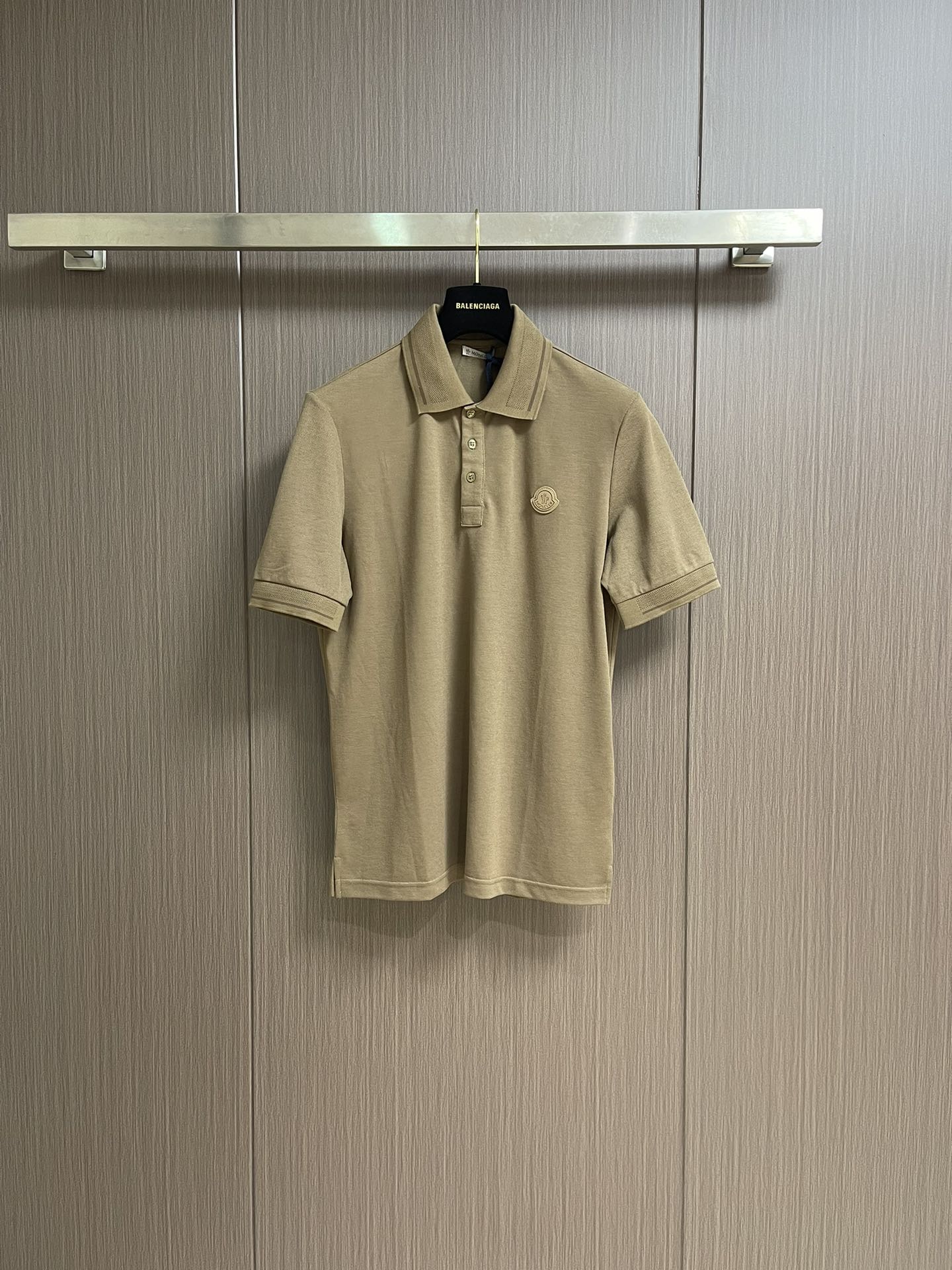 NO:498295,Moncler SS early spring new three-dimensional POLO shirt, short-sleeved polo shirt, customized letter logo buttons, detailed in place, made of cotton beaded cloth, comfortable to touch, complete three marks. Size S-XXL, T-shirt, alexander wang19860909Moncler SS早春新款立体仔章POLO衫 短袖马球衫,定制字母标识纽扣,细节到位,采用棉质珠地布制成,手感舒适,三标齐全.尺码S-XXL,,T-shirt,alexander wang,Men's clothing