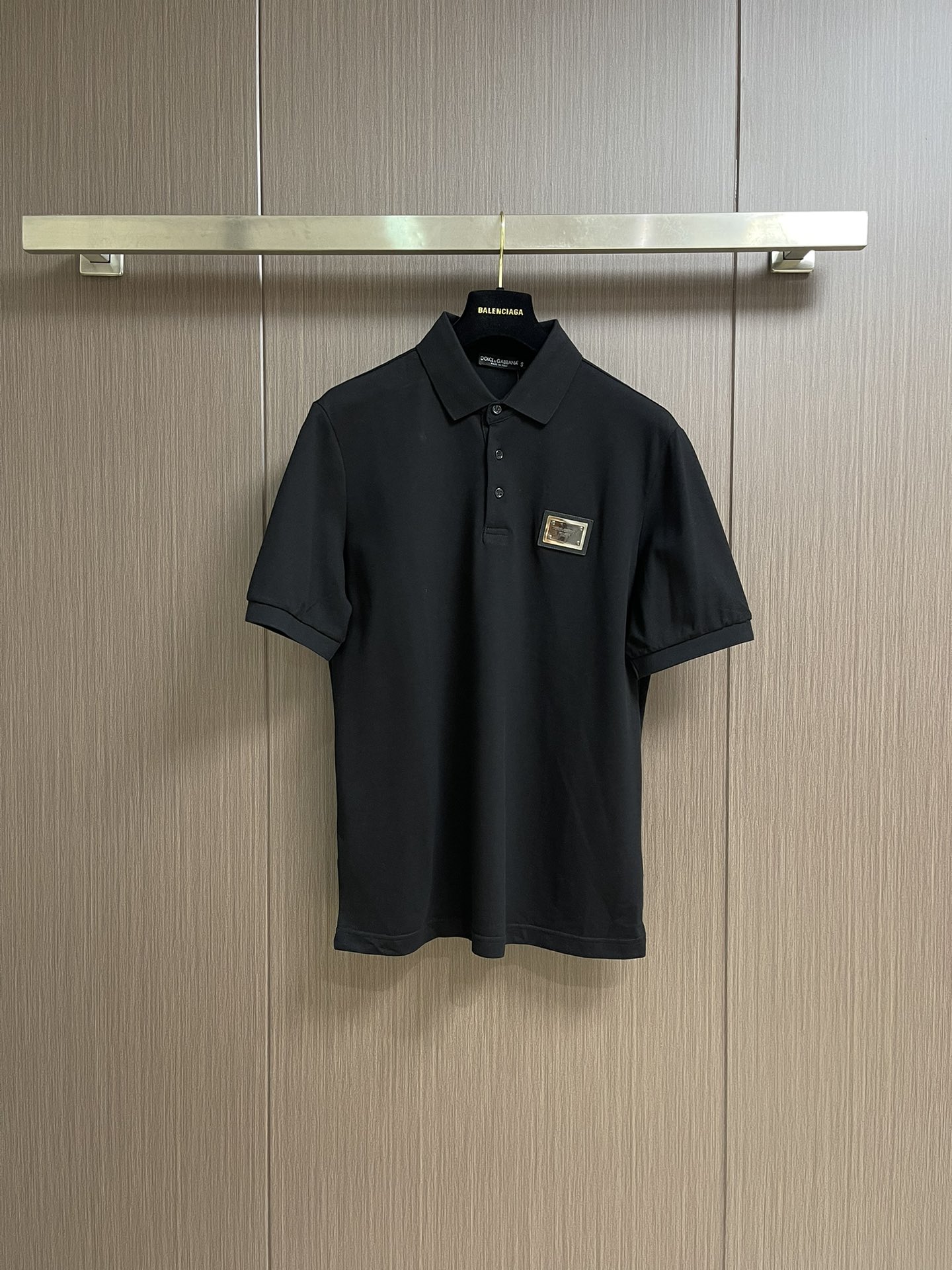 NO:473339,DOLCE & GABBANA DG 2025ss new lapel knitted POLO shirt top imported wool fabric DG embroidery logo perfect details pair, top body texture is super slim fit style. Size 44-46-48-50-52-54 M-4XL,,Dolce&Gabbana,alexander wang19860909DOLCE & GABBANA DG 2025ss新款翻领针织POLO衫 顶级进口毛织面料 DG刺绣logo 完美细节对版 上身质感超好 修身版型.尺码44-46-48-50-52-54 M-4XL,,Dolce&Gabbana,alexander wang,Men's clothing