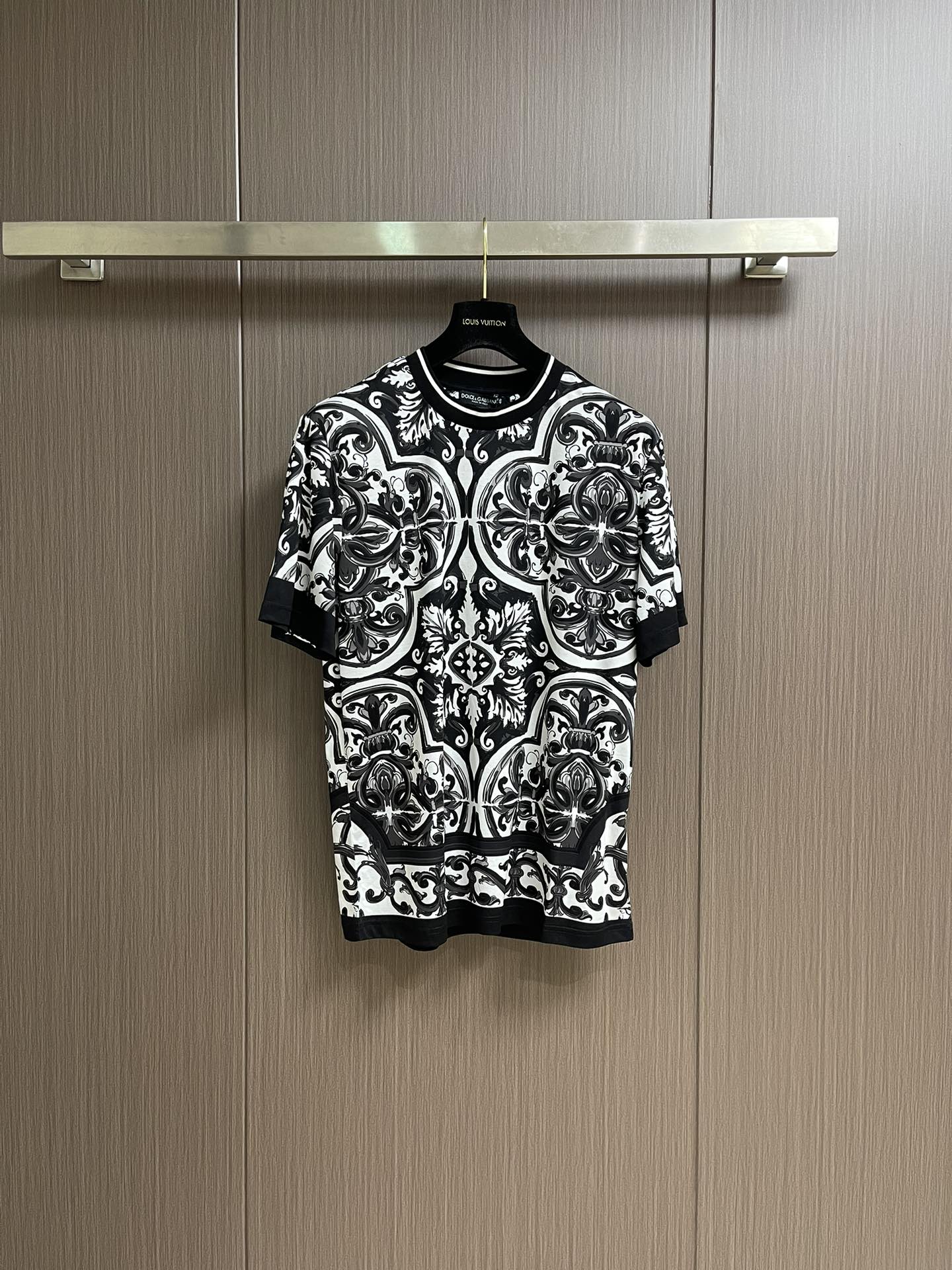NO:482005,DG DOLCE GABBANA 2025SS Spring and Summer Short-sleeved T-shirt 2025SS Spring and Summer Series. Customized pure cotton fabric, chest illustration print, the first choice for casual outings. Size 44-46-48-50-52-54 M-4XL 44 length 69cm shoulder width 44cm bust 51cm 46 length 70cm shoulder width 45.5cm bust 53cm 48 length 71cm shoulder width 47cm bust 55cm 50 length 72cm shoulder width 48.5cm bust 57cm 52 length 73cm shoulder width 50cm bust 59cm 54 length 74cm shoulder width 51.5cm  Bust circumference 61cm, Dolce & Gabbana, Dolce & Gabbana, T-shirt, tees, t-shirt, alexander wang19860909DG DOLCE GABBANA 杜嘉班纳2025SS春夏短袖T恤2025SS春夏系列.定制纯棉面料,胸前插画印花,休闲出街首选款.尺码44-46-48-50-52-54 M-4XL 44衣长69cm 肩宽44cm 胸围51cm 46衣长70cm 肩宽45.5cm 胸围53cm 48衣长71cm 肩宽47cm 胸围55cm 50衣长72cm 肩宽48.5cm 胸围57cm 52衣长73cm 肩宽50cm 胸围59cm 54衣长74cm 肩宽51.5cm 胸围61cm,,Dolce&Gabbana,Dolce&Gabbana,T-shirt,tees，t-shirt,alexander wang,Men's clothing
