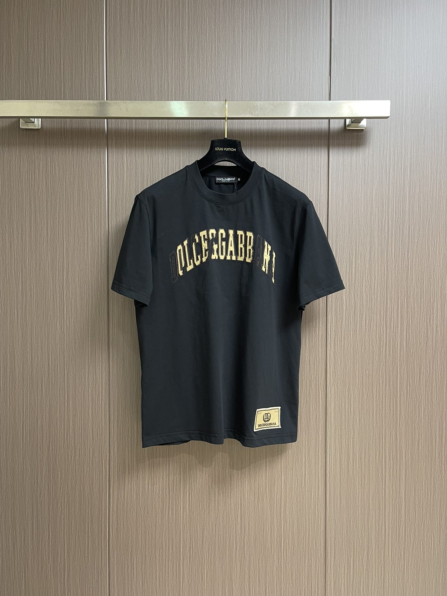 NO:473343,DolceGabbana DG 2025SS spring and summer new old logo logo logo round neck short-sleeved T-shirt, with eye-catching logo pattern modification!  Different from the past, it declares the design concept that has been passed down for many years in the brand!  Its eye-catchingness is no less than any style, and it perfectly presents the fashionable, high-end and luxurious feeling in front of the world!  Made of imported cotton, selected high-quality cotton fabrics, soft and soft, skin-friendly and delicate. Size 44-46-48-50-52-54 M-4XL 44 garment length 69cm shoulder width 44cm bust 51cm 46 garment length 70cm shoulder width 45.5cm bust 53cm 48 garment length 71cm shoulder width 47cm bust 55cm 50 garment length 72cm shoulder width 48.5cm bust 57cm 52 garment length 73cm shoulder width 50cm bust 59cm 54 garment length 74cm shoulder width 51.5cm bust 61cm, Dolce&Gabbana, Dolce&Gabbana, T-shirt,tees, t-shirt,alexander wang19860909DolceGabbana杜嘉班纳 DG 2025SS春夏新款做旧logo标识圆领短袖T恤,醒目的logo图案修饰！区别于以往的不同,宣示品牌传承多年的设计理念！其吸睛度完全不亚于任何式,将时髦高级感与奢华感完美呈现在世人眼前！客供进口全棉材质制成,精选优质棉面料,触感软糯亲肤细腻.尺码44-46-48-50-52-54 M-4XL 44衣长69cm 肩宽44cm 胸围51cm 46衣长70cm 肩宽45.5cm 胸围53cm 48衣长71cm 肩宽47cm 胸围55cm 50衣长72cm 肩宽48.5cm 胸围57cm 52衣长73cm 肩宽50cm 胸围59cm 54衣长74cm 肩宽51.5cm 胸围61cm,,Dolce&Gabbana,Dolce&Gabbana,T-shirt,tees，t-shirt,alexander wang,Men's clothing