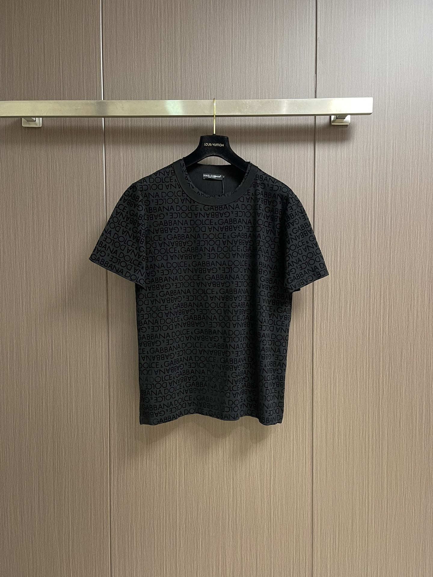 NO:473347,DG DOLCE GABBANA 2025SS spring and summer short-sleeved T-shirt, 2025SS spring and summer series. Customized pure cotton fabric, full-frame brand logo DG letter jacquard, the first choice for casual outing. Size 44-46-48-50-52-54 M-4XL 44-long 69cm shoulder width 44cm bust 51cm 46-long 70cm shoulder width 45.5cm bust 53cm 48-long 71cm shoulder width 47cm bust 55cm 50-long 72cm shoulder width 48.5cm bust 57cm 52-long 73cm shoulder width 50cm bust 59cm 54-long 74cm shoulder width 51.5cm  Bust circumference 61cm, Dolce & Gabbana, Dolce & Gabbana, T-shirt, tees, t-shirt, alexander wang19860909DG DOLCE GABBANA 杜嘉班纳2025SS春夏短袖T恤,2025SS春夏系列.定制纯棉面料,全幅品牌标识DG字母提花,休闲出街首选款.尺码44-46-48-50-52-54 M-4XL 44衣长69cm 肩宽44cm 胸围51cm 46衣长70cm 肩宽45.5cm 胸围53cm 48衣长71cm 肩宽47cm 胸围55cm 50衣长72cm 肩宽48.5cm 胸围57cm 52衣长73cm 肩宽50cm 胸围59cm 54衣长74cm 肩宽51.5cm 胸围61cm,,Dolce&Gabbana,Dolce&Gabbana,T-shirt,tees，t-shirt,alexander wang,Men's clothing