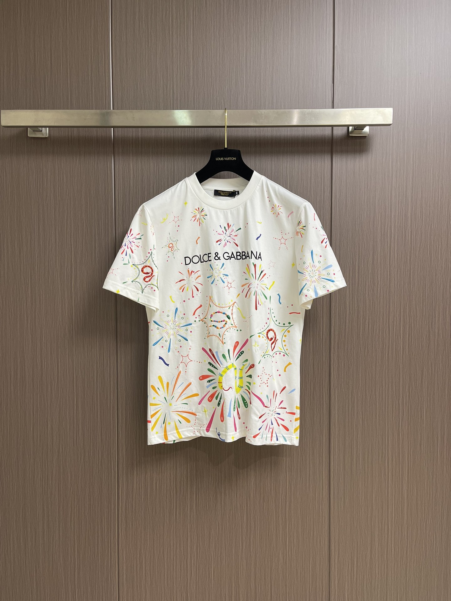 NO:473351,Dolce & Gabbana 2025ss new spray-painted logo printed round neck T-shirt, DG letter cotton short-sleeved T-shirt, presented in a new style and combination, realizing the contemporary evolution of brand DNA. Customized original high-support yarn high-density 80S/3-strand yarn pure cotton fabric. Size 44-46-48-50-52-54 M-4XL 44 garment length 69cm shoulder width 44cm bust 51cm 46 garment length 70cm shoulder width 45.5cm bust 53cm 48 garment length 71cm shoulder width 47cm bust 55cm 50 garment length 72cm shoulder width 48.5cm bust 57cm 52 garment length 73cm shoulder width 50cm bust 59cm 54 garment length 74cm  Shoulder width 51.5cm bust 61cm, Dolce & Gabbana, Dolce & Gabbana, T-shirt,tees, t-shirt,alexander wang19860909Dolce & Gabbana 杜嘉班纳2025ss新品喷绘logo印花圆领T恤,DG字母棉质短袖T恤,以新式造型和组合呈现,实现品牌 DNA 的当代演变.定制原版高支纱高密度80S/3股纱纯棉面料.尺码44-46-48-50-52-54 M-4XL 44衣长69cm 肩宽44cm 胸围51cm 46衣长70cm 肩宽45.5cm 胸围53cm 48衣长71cm 肩宽47cm 胸围55cm 50衣长72cm 肩宽48.5cm 胸围57cm 52衣长73cm 肩宽50cm 胸围59cm 54衣长74cm 肩宽51.5cm 胸围61cm,,Dolce&Gabbana,Dolce&Gabbana,T-shirt,tees，t-shirt,alexander wang,Men's clothing