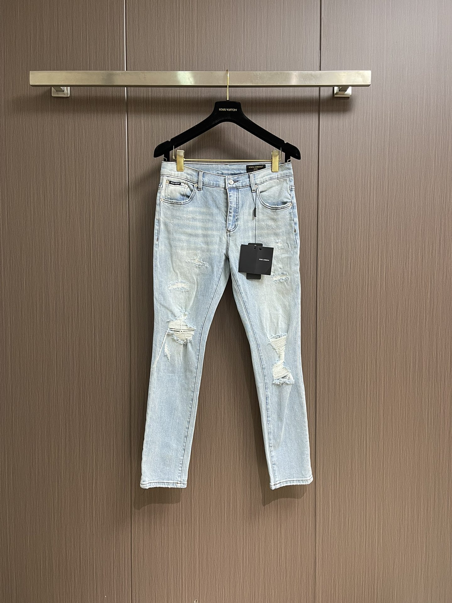 NO:473363,DG 2025SS new logo jeans are suitable for life and leisure. The denim fabrics selected have been washed, polished and used in multiple processes. The excellent style makes the trousers have a good upper body comfort. This is very important for jeans. The original hardware and accessories are very design-oriented, with full details and workmanship everywhere. Size 29-36 No 35, jeans, alexander wang19860909DG 2025SS新款标识牛仔长裤,生活休闲日常皆宜.选用的牛仔布料全部经过多道工序洗水、打磨、做旧处理 极好的版型使的裤装有很好的上身舒适度,牛仔裤这点非常非常重要.客供原版五金辅料,极具设计感, 十足的细节、做工之处处到位 .尺码29-36 无35,,jeans,alexander wang,Men's clothing