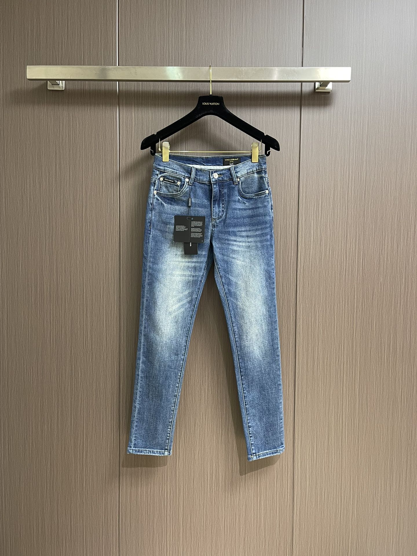 NO:473359,DG back bag brand logo floral logo jeans, suitable for daily life and leisure. The denim fabrics used have been washed, polished and used in multiple processes. The excellent style makes the trousers have a good upper body comfort. This is very important for jeans. The original hardware accessories are very design-oriented, with full details and workmanship everywhere. Size 29-36 No 35, jeans, alexander wang19860909DG 后袋品牌标识花卉logo牛仔长裤,生活休闲日常皆宜.选用的牛仔布料全部经过多道工序洗水、打磨、做旧处理 极好的版型使的裤装有很好的上身舒适度,牛仔裤这点非常非常重要.客供原版五金辅料,极具设计感, 十足的细节、做工之处处到位尺码29-36 无35,,jeans,alexander wang,Men's clothing