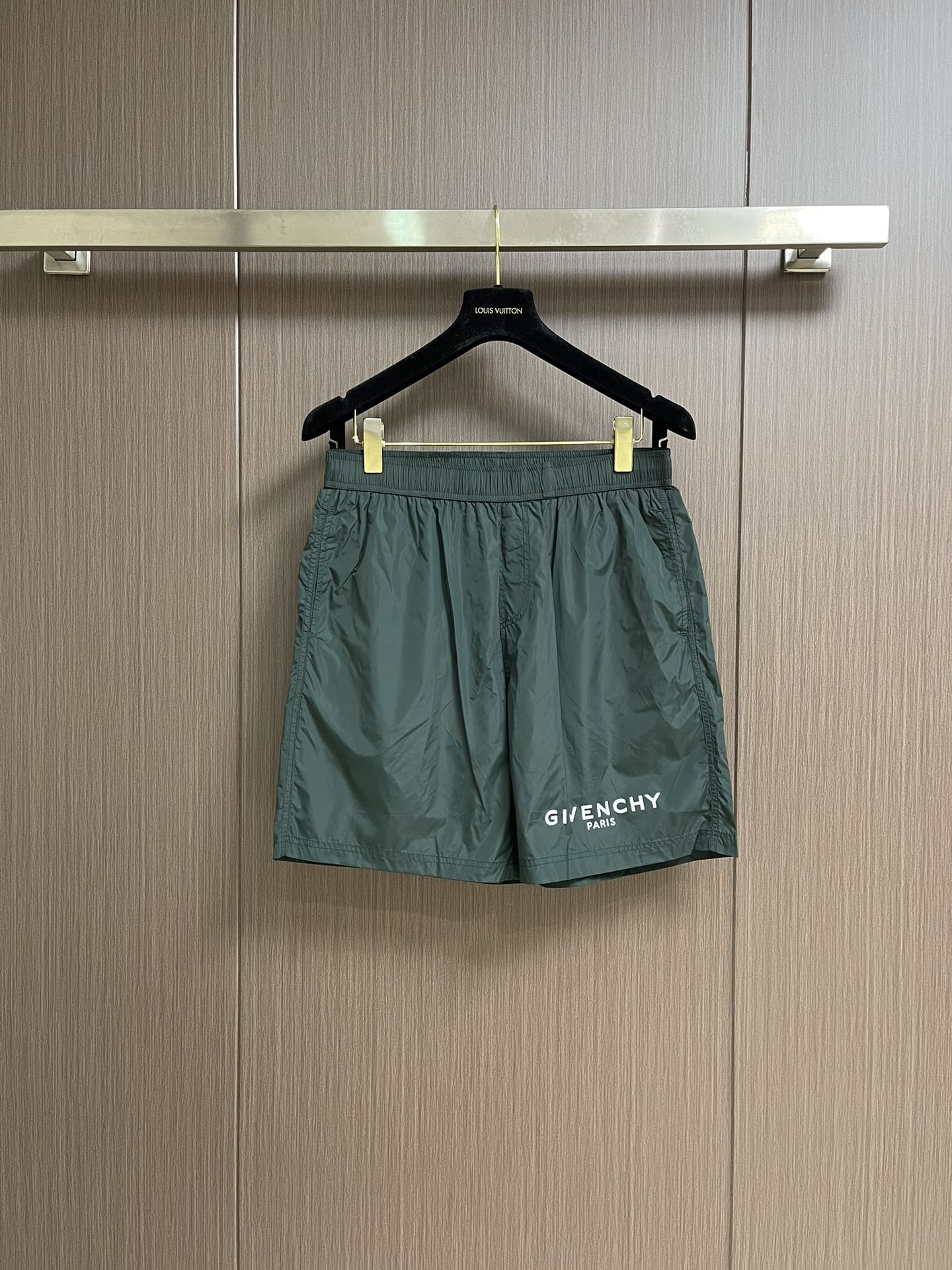 “Givenchy 2025 Summer Logo Shorts for Men with Sweat-Wicking Technology in Sizes S-XXL” - 图片 1