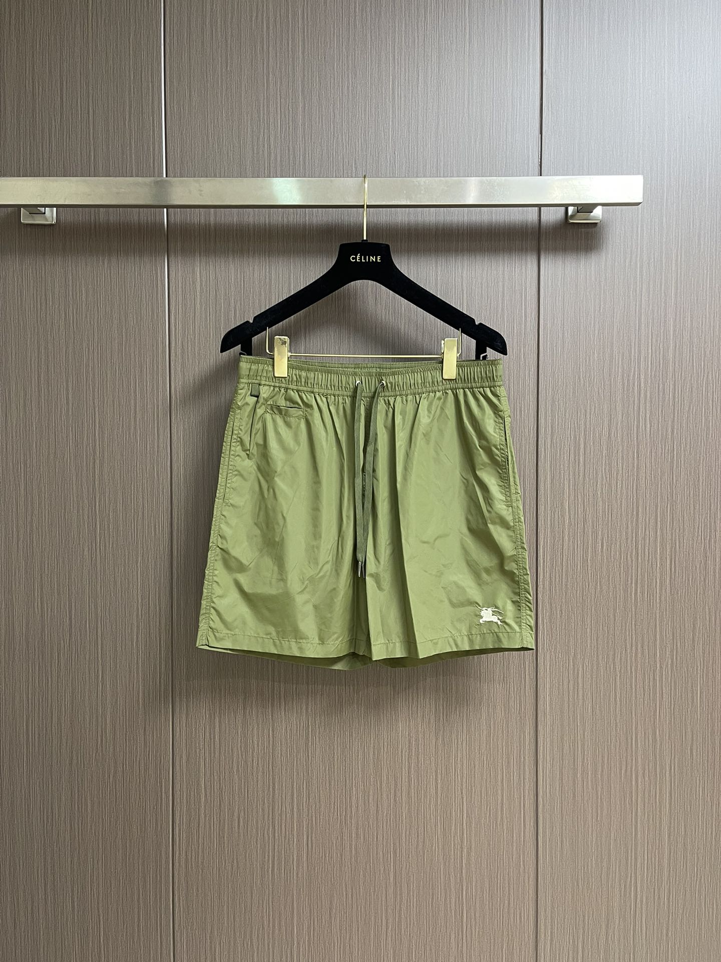 “Burberry 2025 SS Beach Tours Leisure Shorts with Classic Horse-Pointing Designs and Embroidery Techniques”