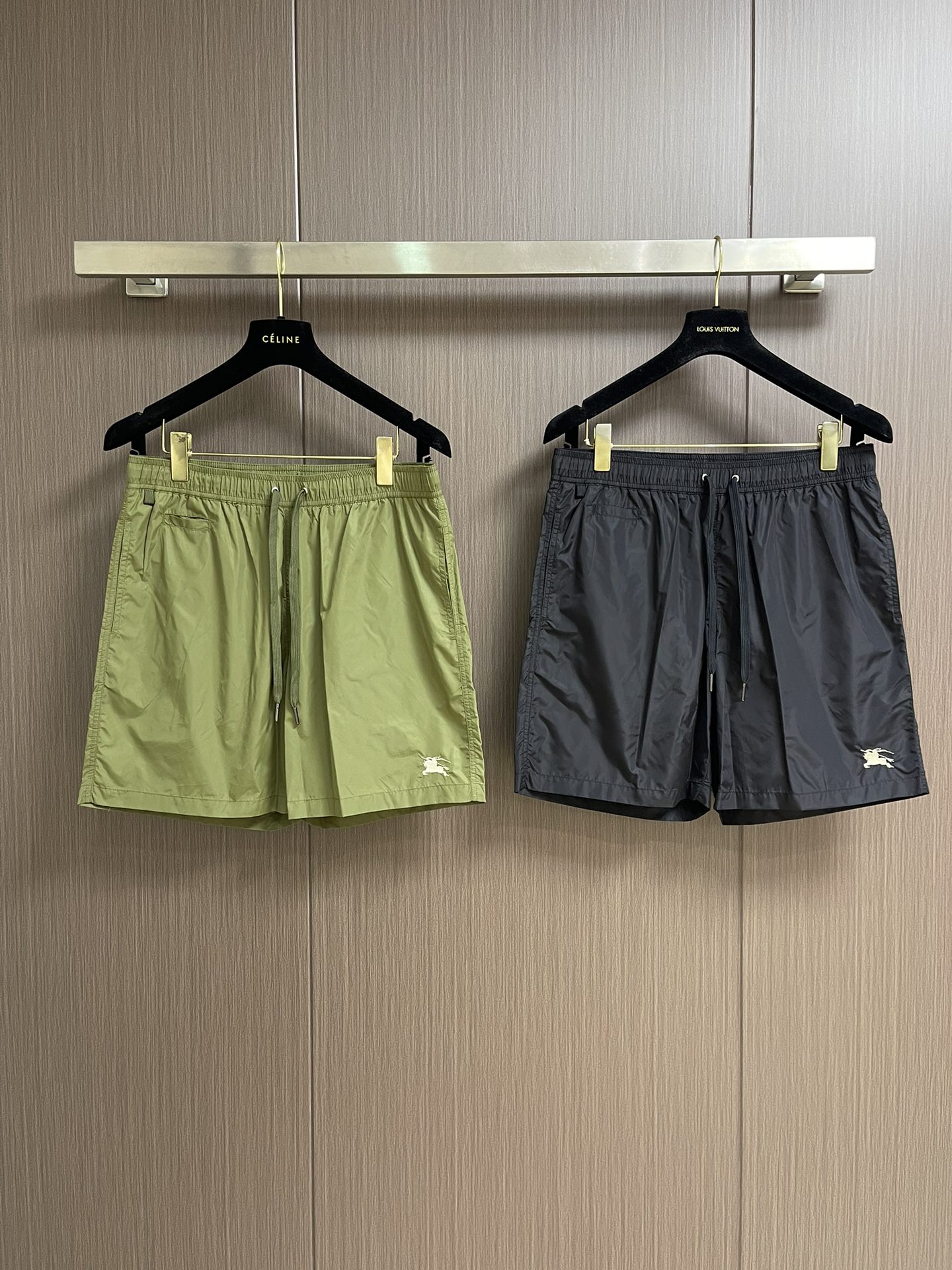 “Burberry 2025 SS Beach Tours Leisure Shorts with Classic Horse-Pointing Designs and Embroidery Techniques” - 图片 3