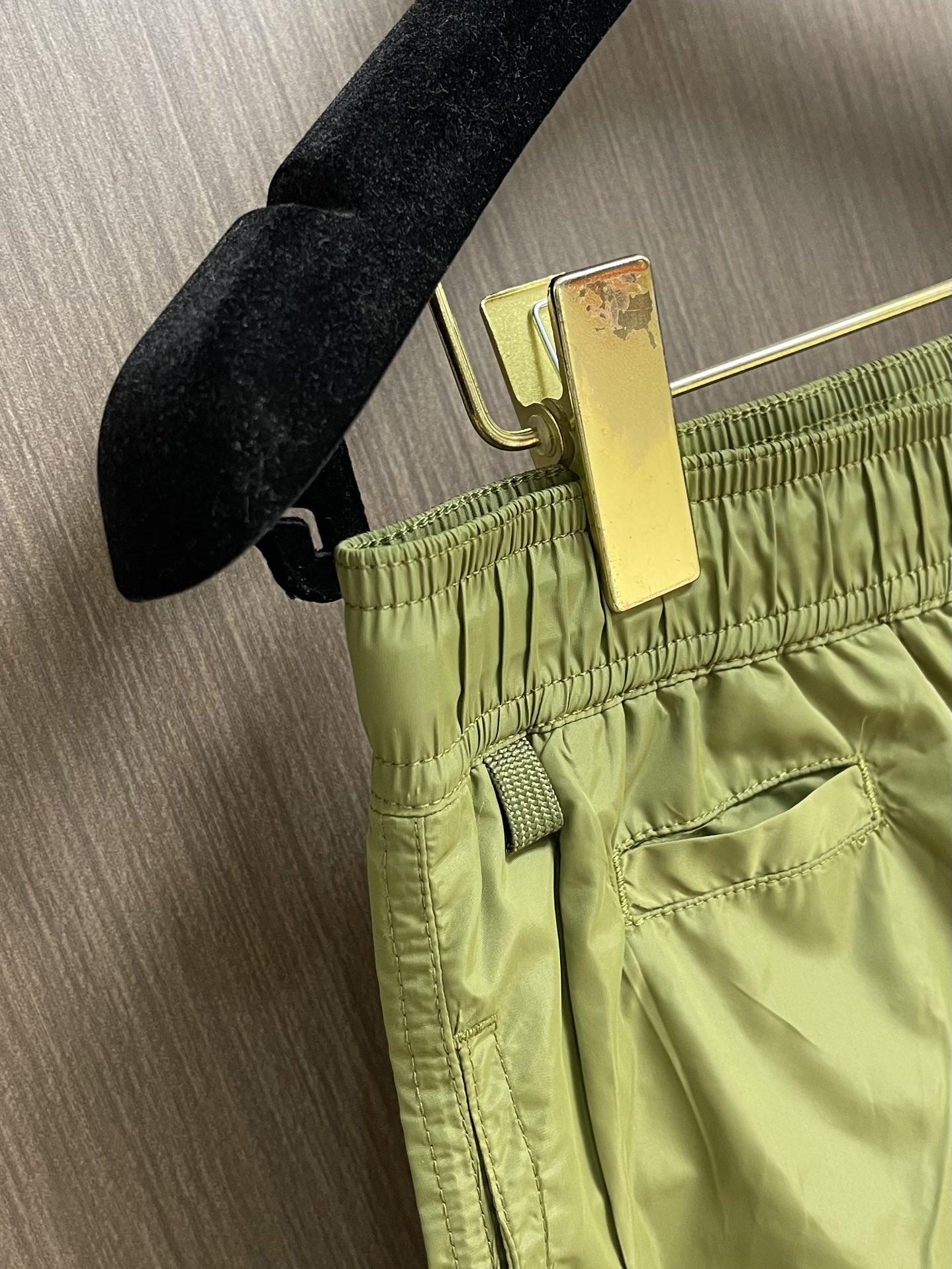 “Burberry 2025 SS Beach Tours Leisure Shorts with Classic Horse-Pointing Designs and Embroidery Techniques” - 图片 6